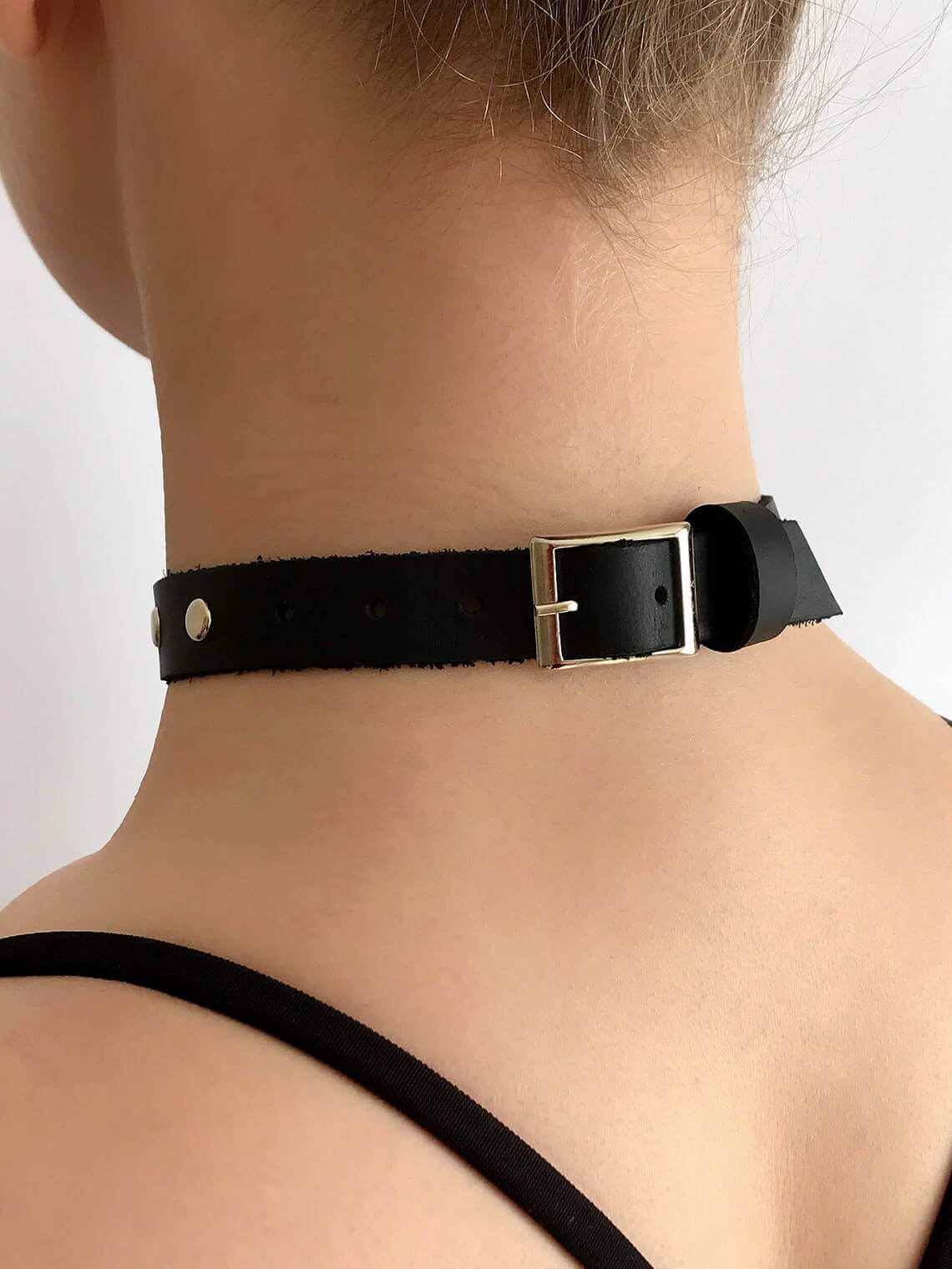 A stylish Commune Choker necklace featuring a basic clasp design, perfect for layering and versatile wear.