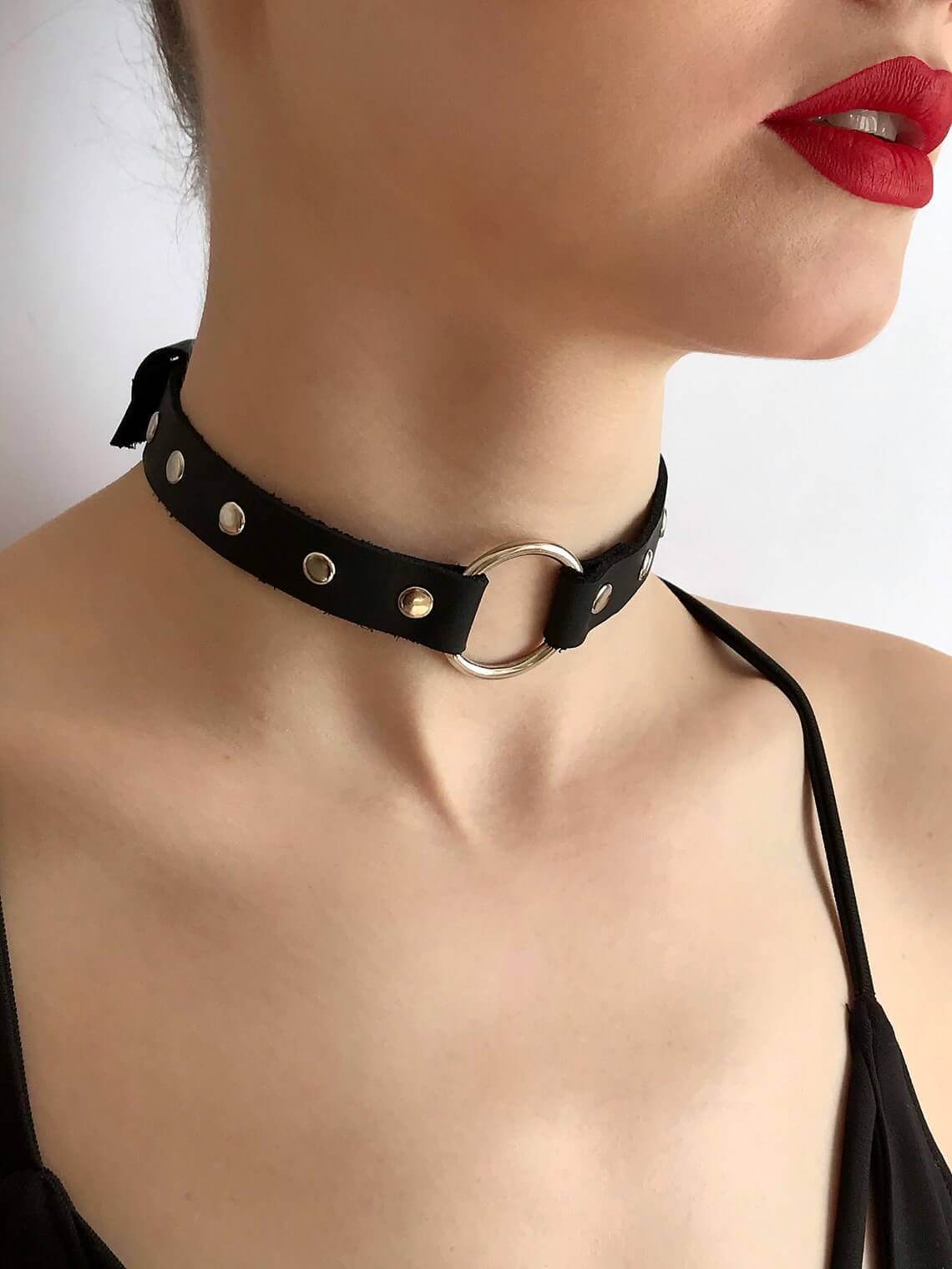 A stylish Commune Choker necklace featuring a basic clasp design, perfect for layering and versatile wear.