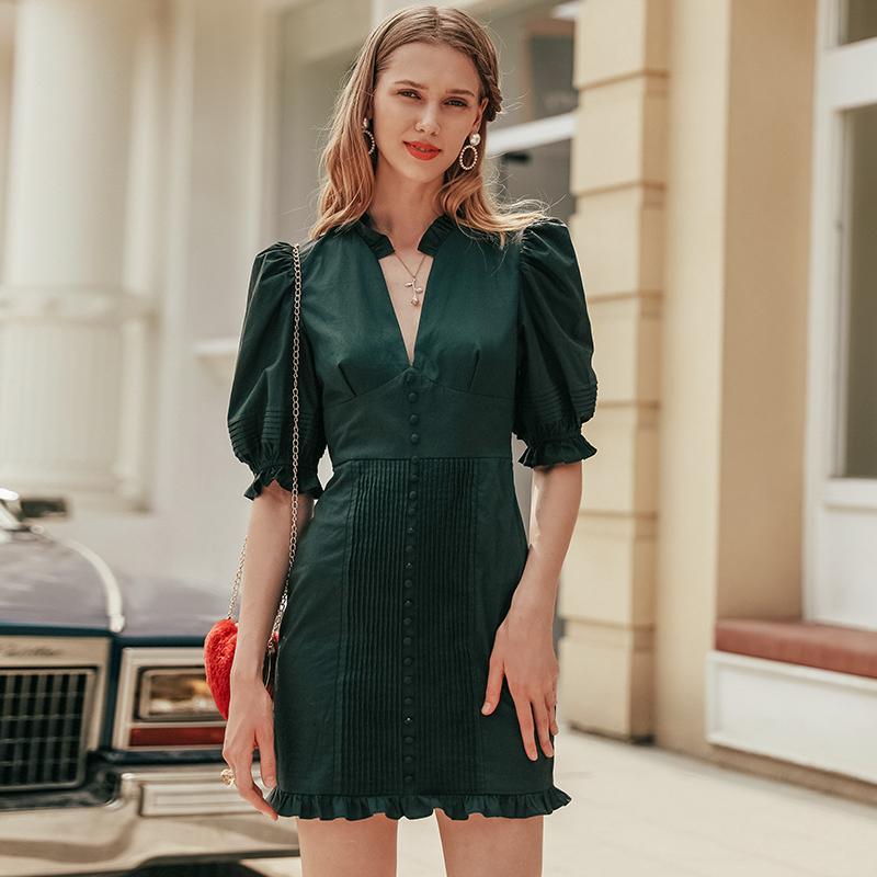 Conmoto elegant green vintage party dress for women, featuring a V-neck, puff sleeves, and pleated design, perfect for autumn nights.