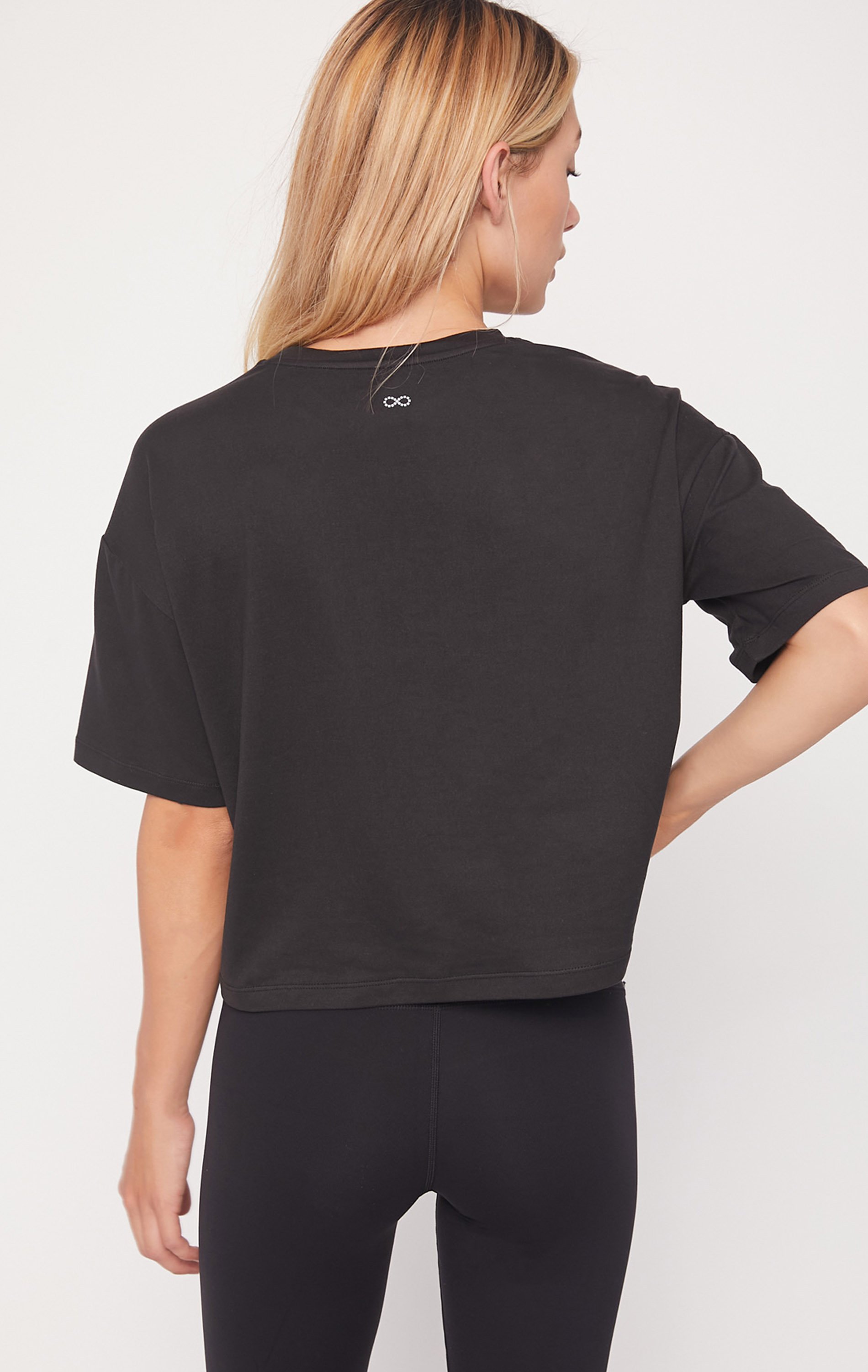 Cozy Boxy Tee Short Sleeve in soft fabric, featuring a boxy fit and slightly cropped design, perfect for athleisure and casual wear.