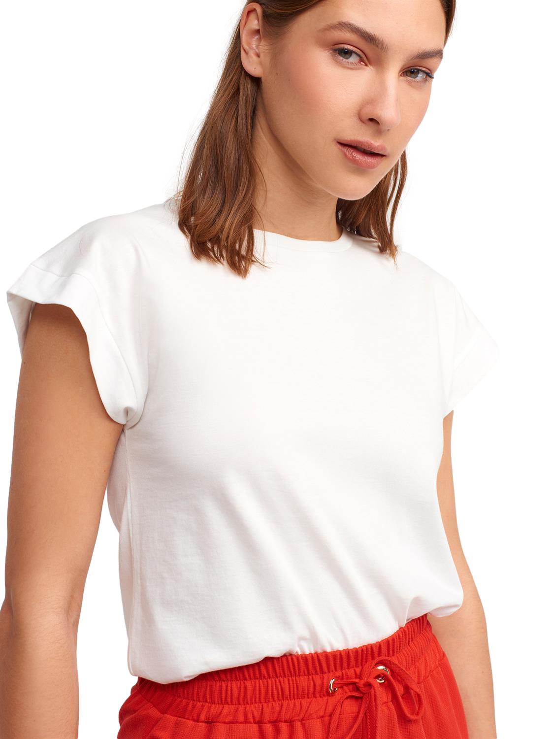 A soft and comfortable crew neck combed t-shirt made from 100% cotton, displayed in a neutral color, showcasing its classic design.