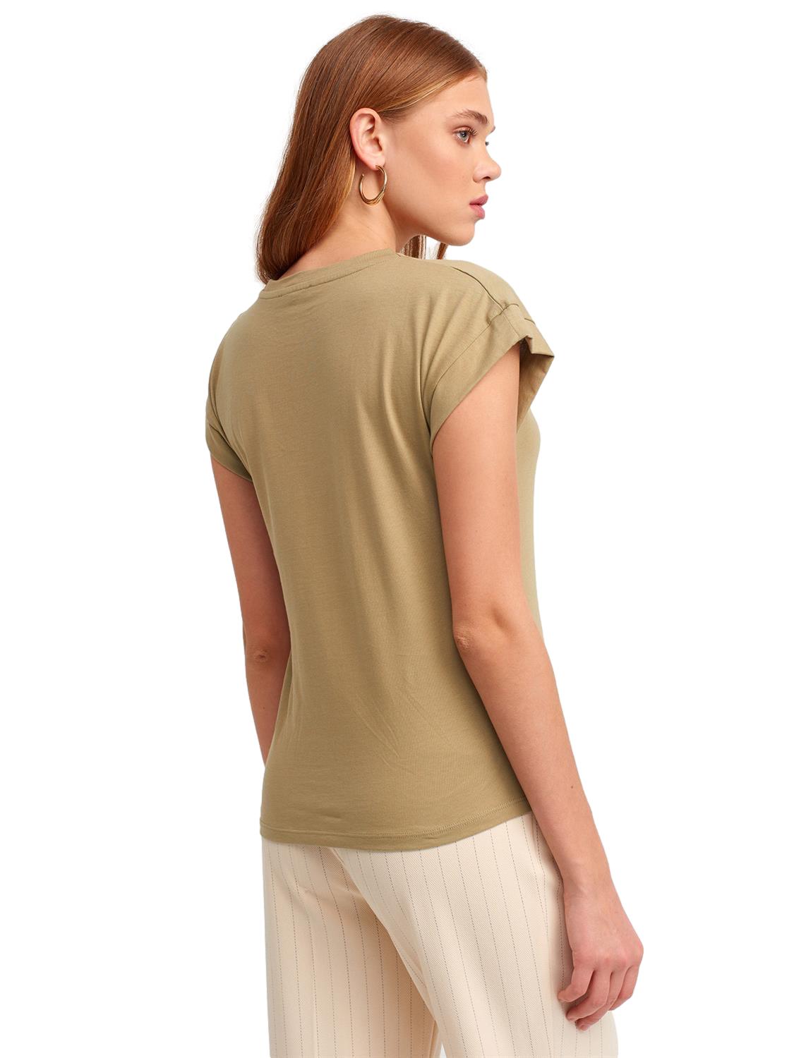 A soft and comfortable crew neck combed t-shirt made from 100% cotton, displayed in a neutral color, showcasing its classic design.