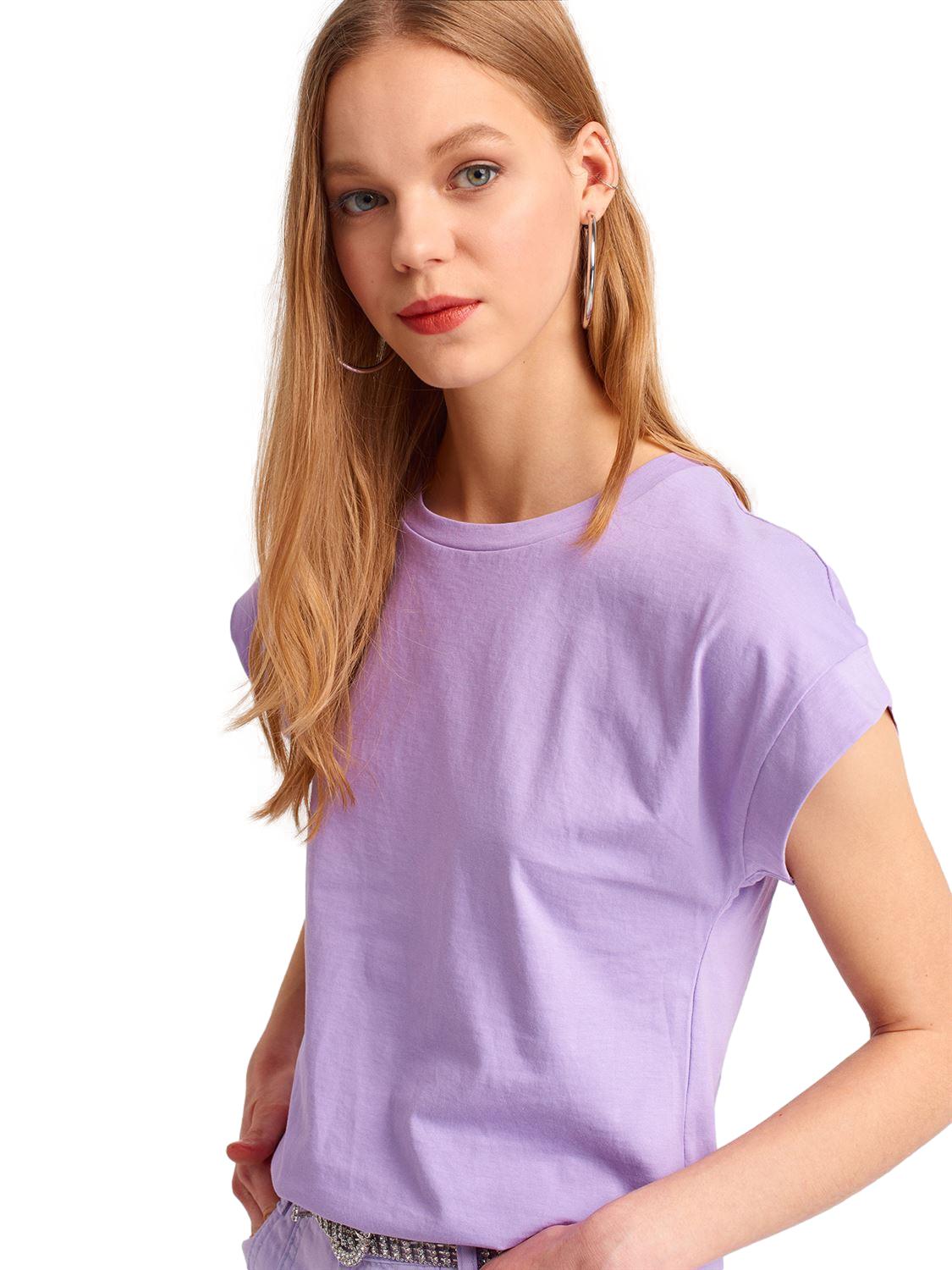 A soft and comfortable crew neck combed t-shirt made from 100% cotton, displayed in a neutral color, showcasing its classic design.