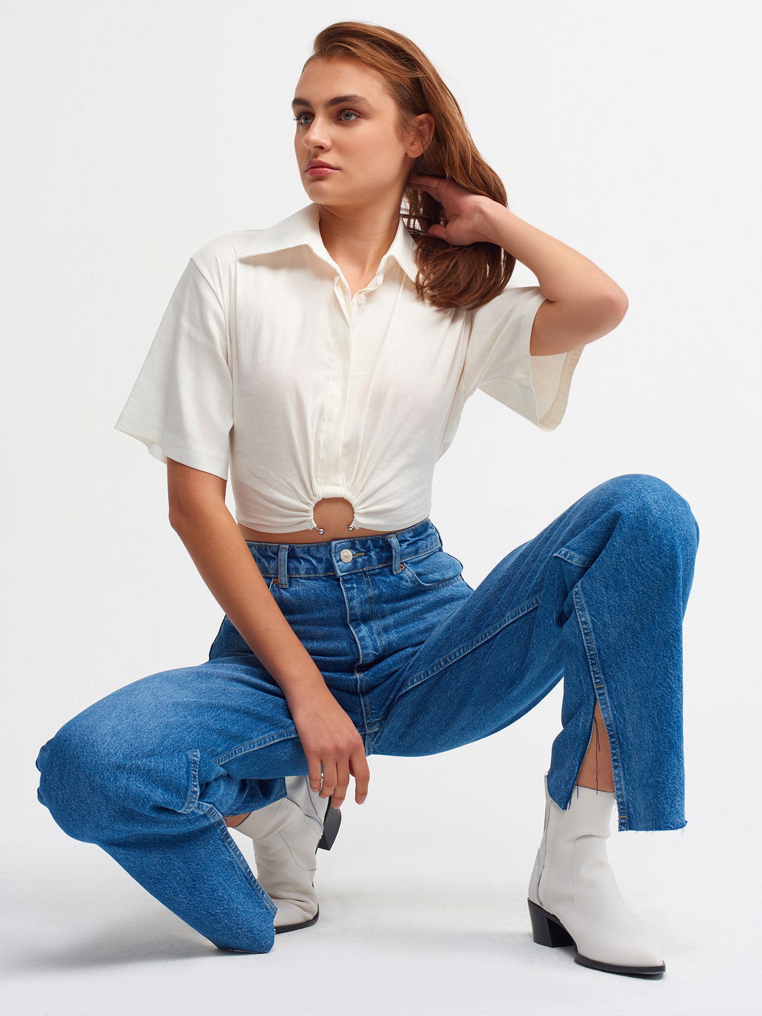 A stylish crop shirt made from a blend of linen, viscose, polyamide, and elastane, showcasing its trendy design and comfortable fit.