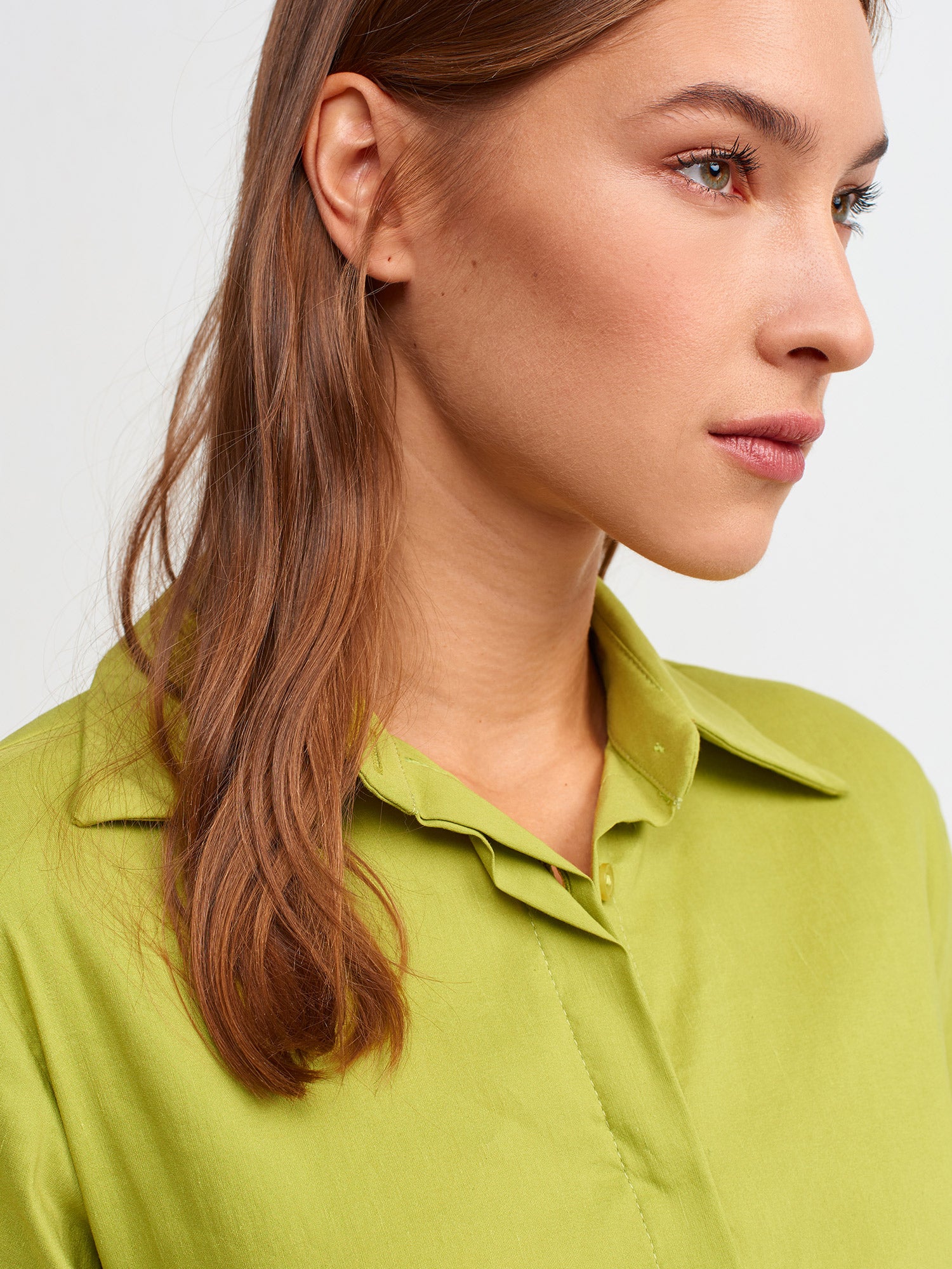 A stylish crop shirt made from a blend of linen, viscose, polyamide, and elastane, showcasing its trendy design and comfortable fit.