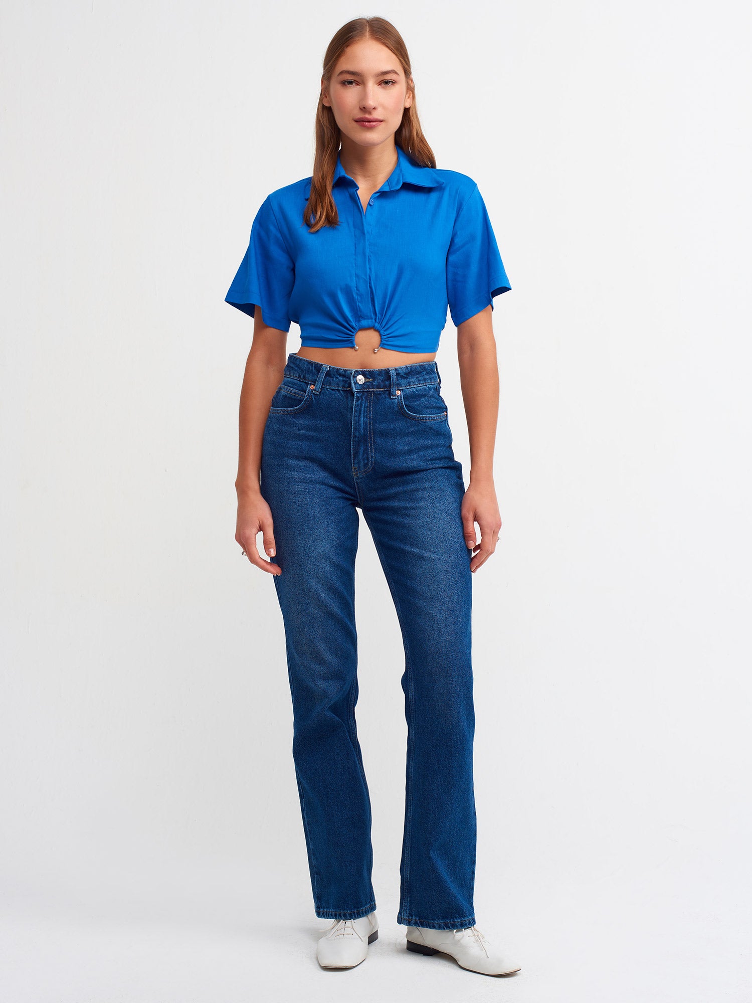 A stylish crop shirt made from a blend of linen, viscose, polyamide, and elastane, showcasing its trendy design and comfortable fit.