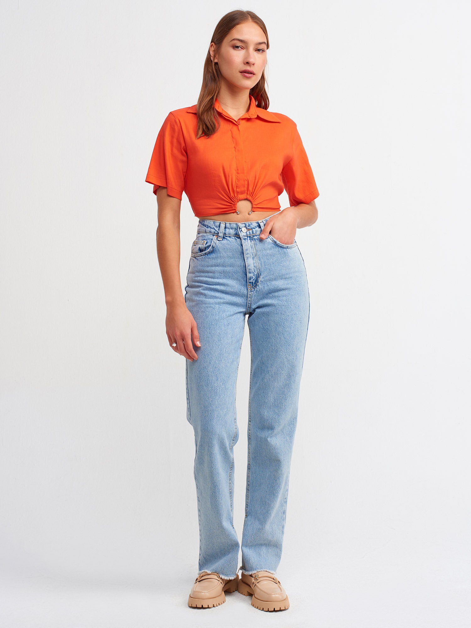 A stylish crop shirt made from a blend of linen, viscose, polyamide, and elastane, showcasing its trendy design and comfortable fit.