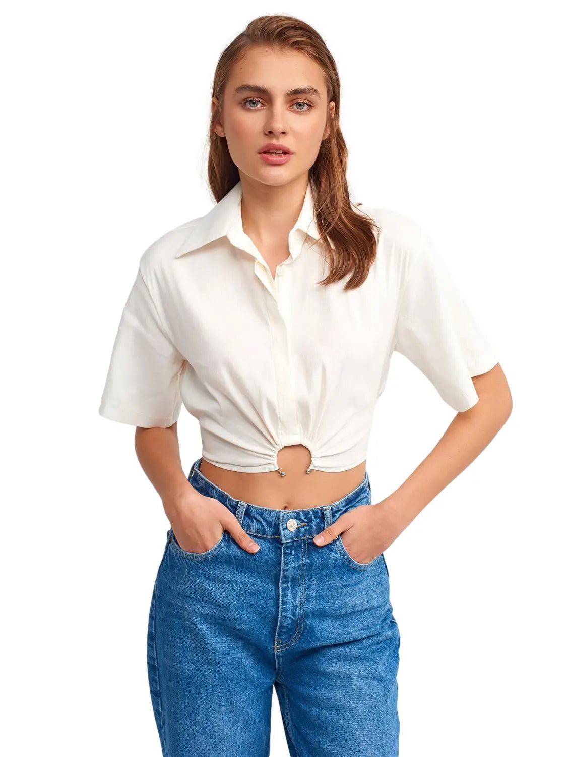 A stylish crop shirt made from a blend of linen, viscose, polyamide, and elastane, showcasing its trendy design and comfortable fit.