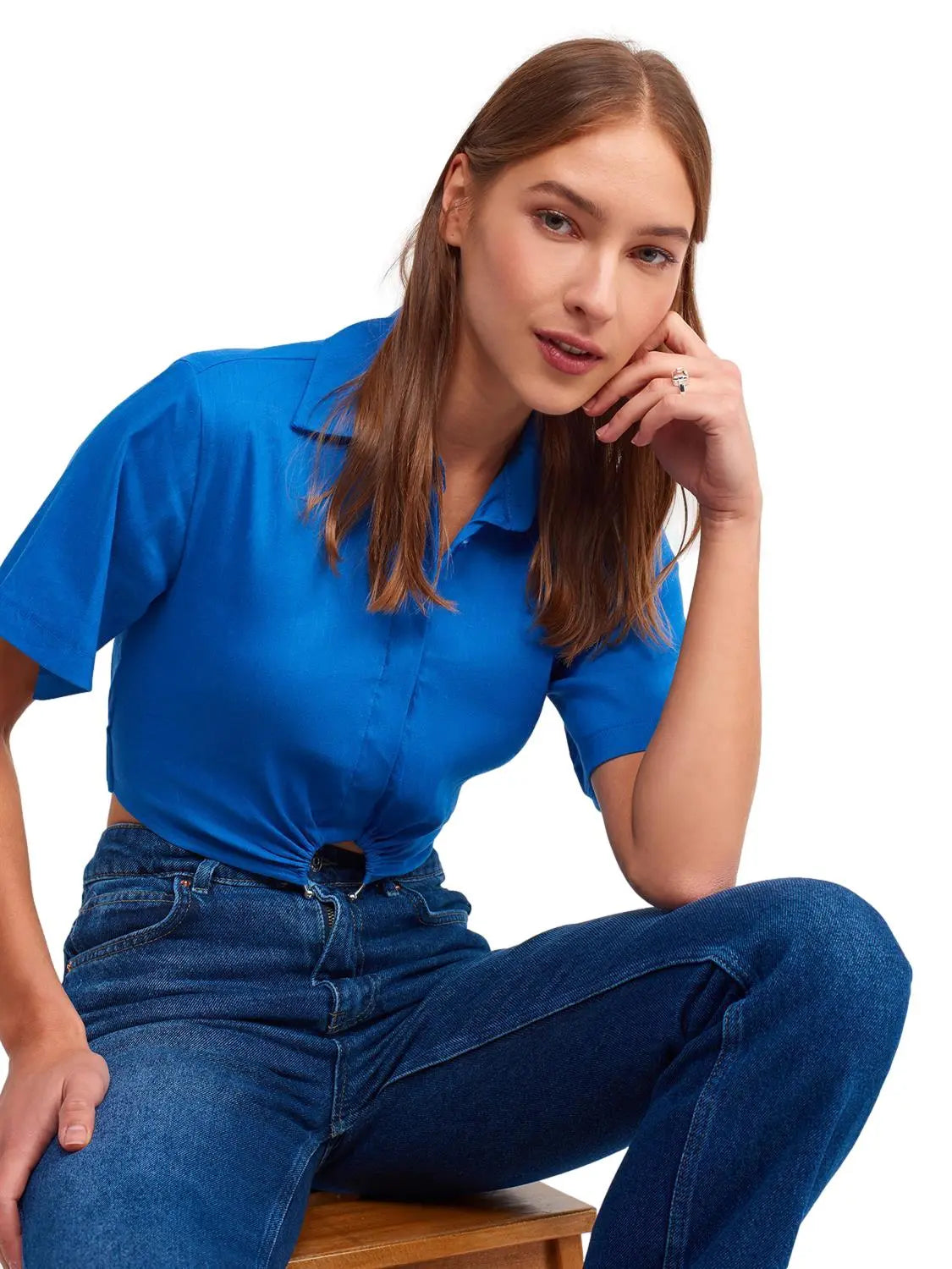 A stylish crop shirt made from a blend of linen, viscose, polyamide, and elastane, showcasing its trendy design and comfortable fit.