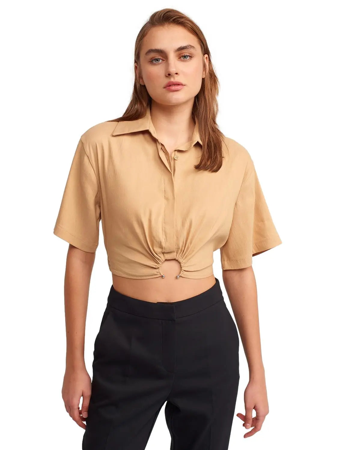 A stylish crop shirt made from a blend of linen, viscose, polyamide, and elastane, showcasing its trendy design and comfortable fit.