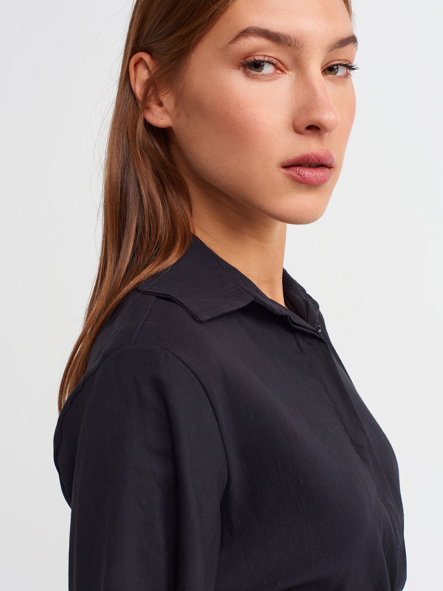 A stylish crop shirt made from a blend of linen, viscose, polyamide, and elastane, showcasing its trendy design and comfortable fit.