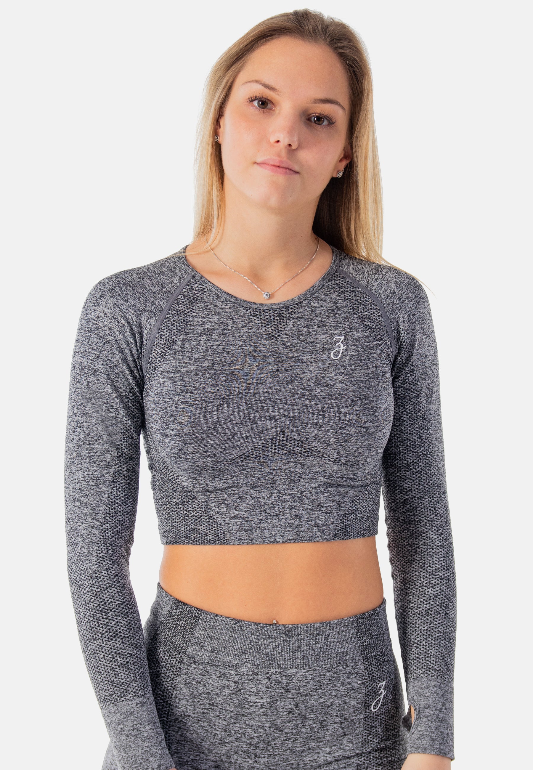 Das graue Crop Sleeve Dynamic für Damen, ideal für Training und Entspannung, zeigt einen figurbetonten Schnitt und hochwertige Materialien.