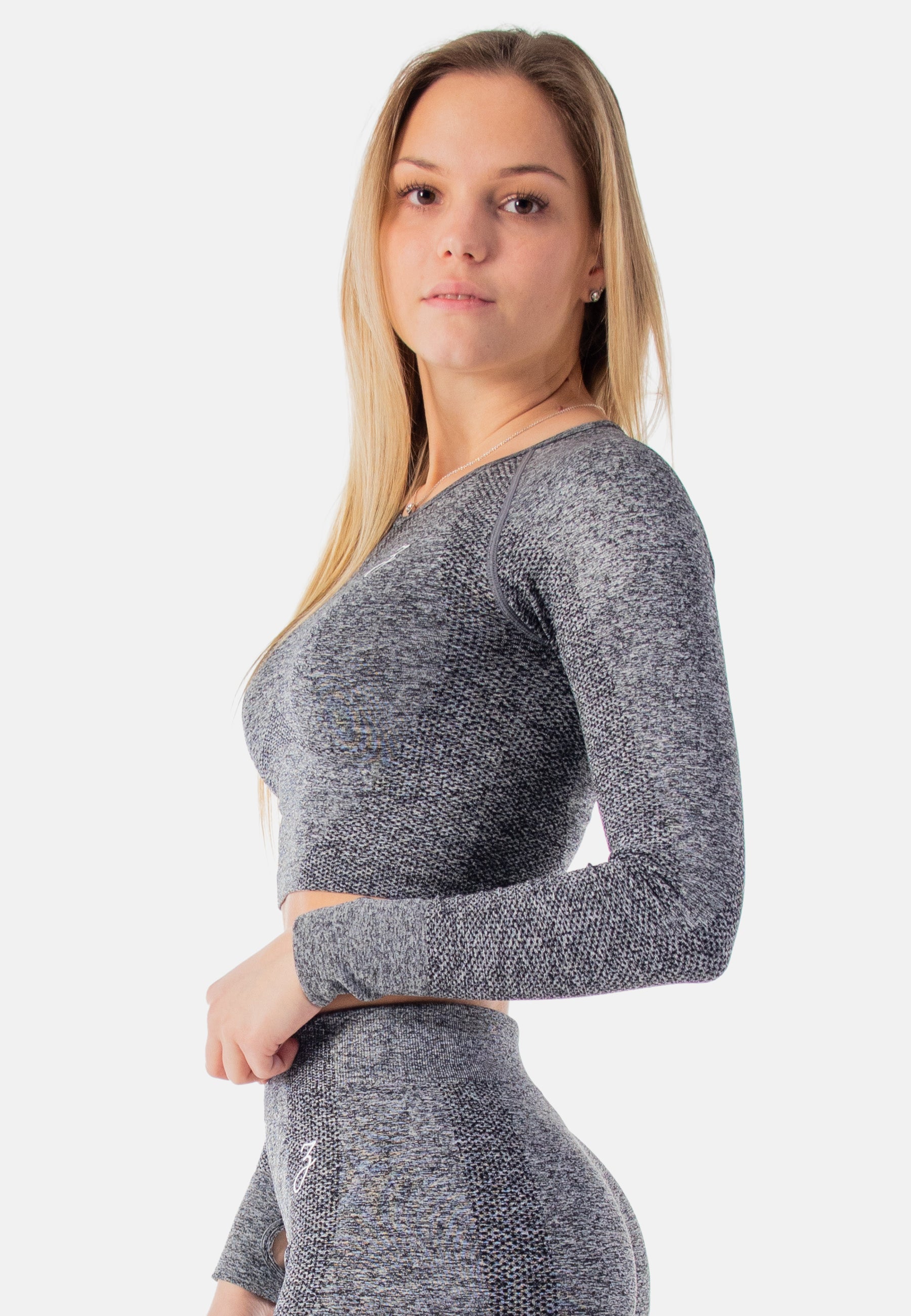 Das graue Crop Sleeve Dynamic für Damen, ideal für Training und Entspannung, zeigt einen figurbetonten Schnitt und hochwertige Materialien.