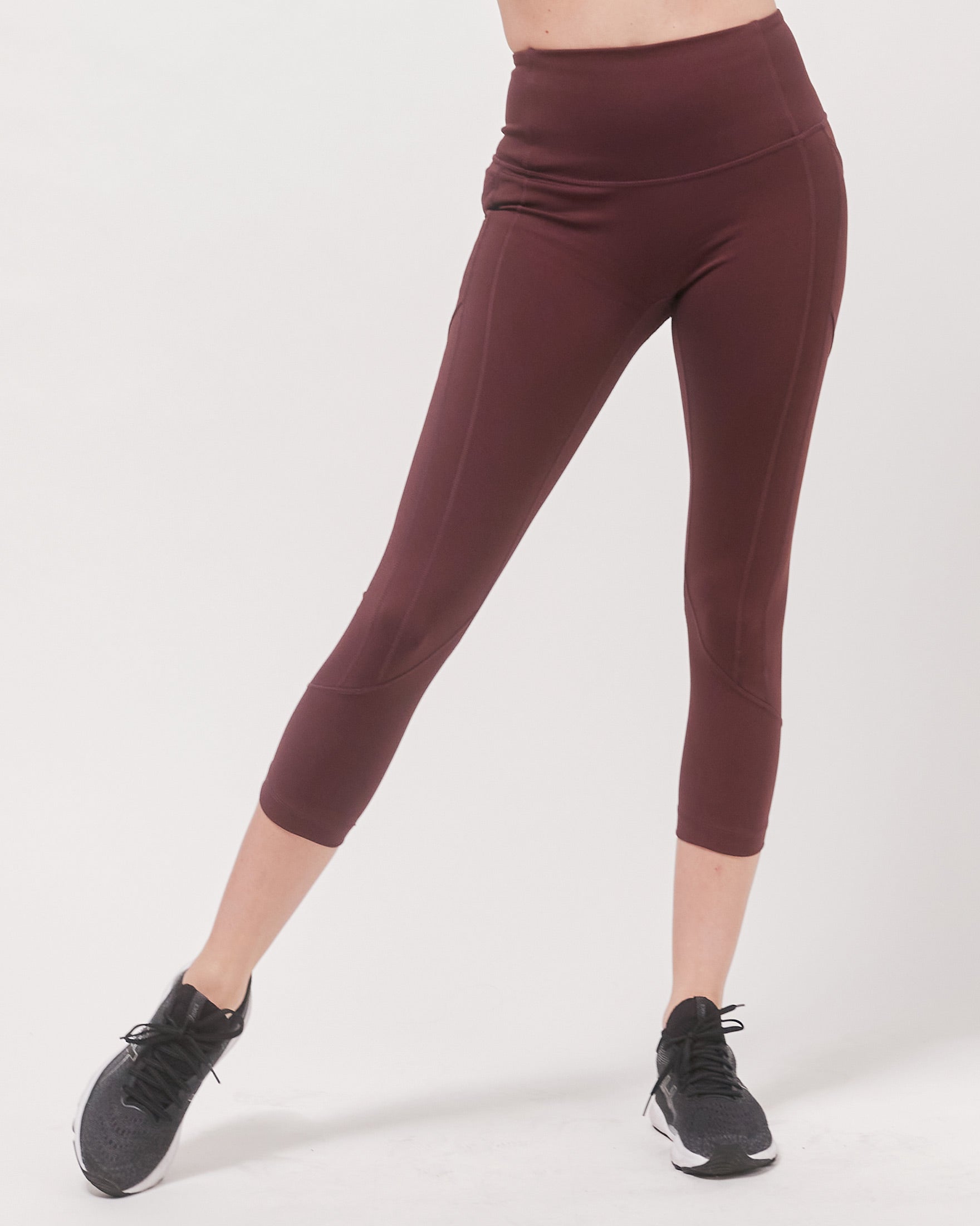 A pair of Daily Active Ventiflo™ Crop Leggings in a stylish design, featuring pockets and a breathable fabric suitable for high-impact activities.