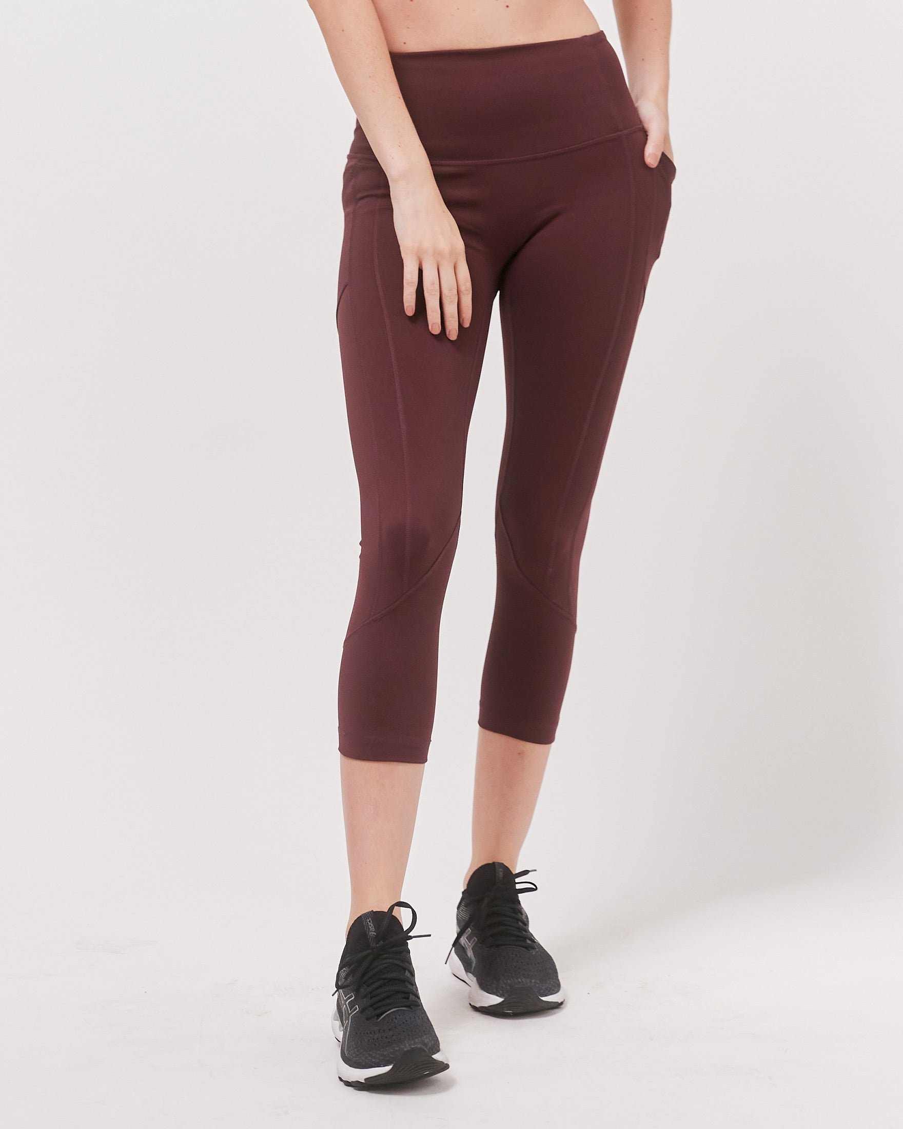 A pair of Daily Active Ventiflo™ Crop Leggings in a stylish design, featuring pockets and a breathable fabric suitable for high-impact activities.