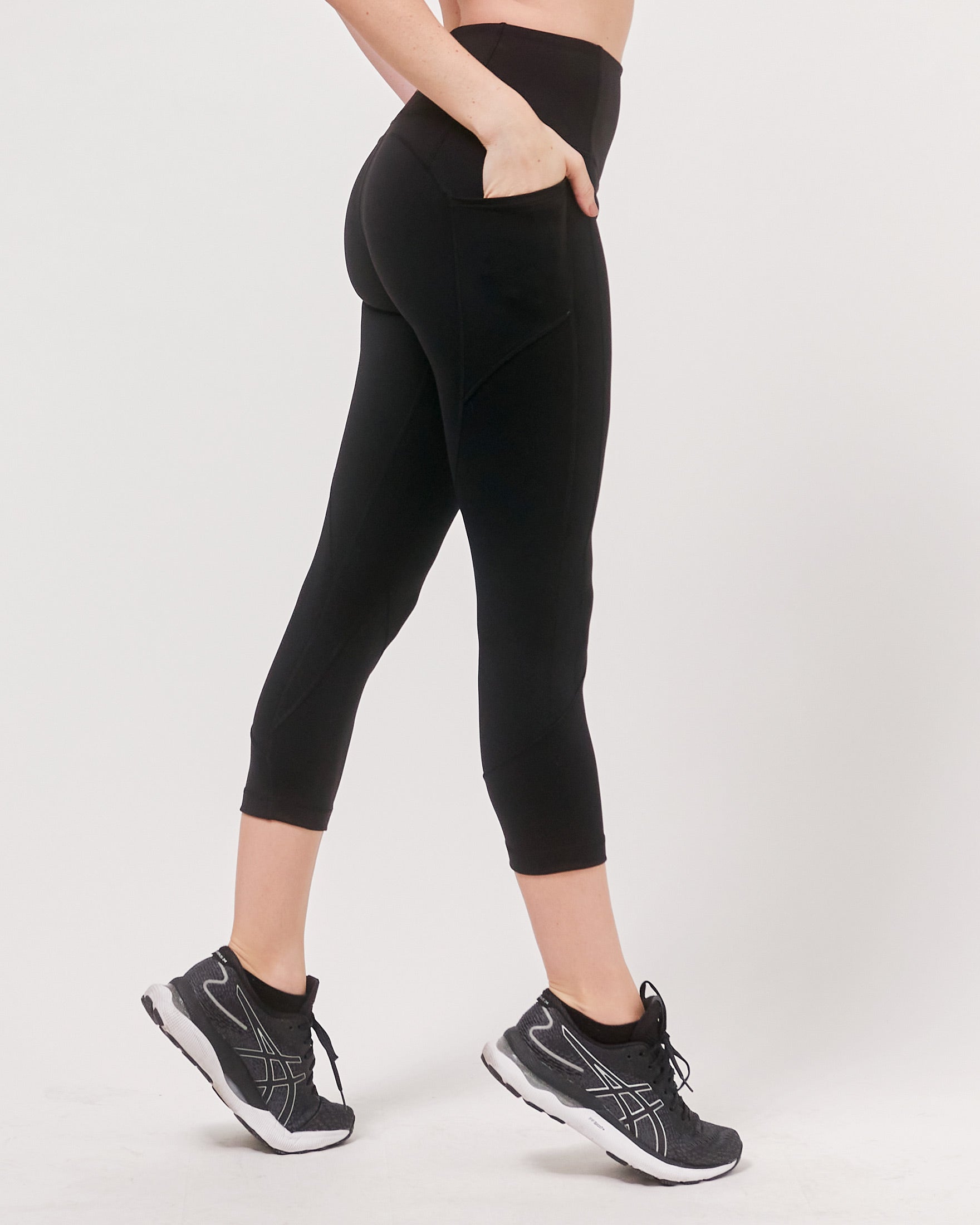 A pair of Daily Active Ventiflo™ Crop Leggings in a stylish design, featuring pockets and a breathable fabric suitable for high-impact activities.