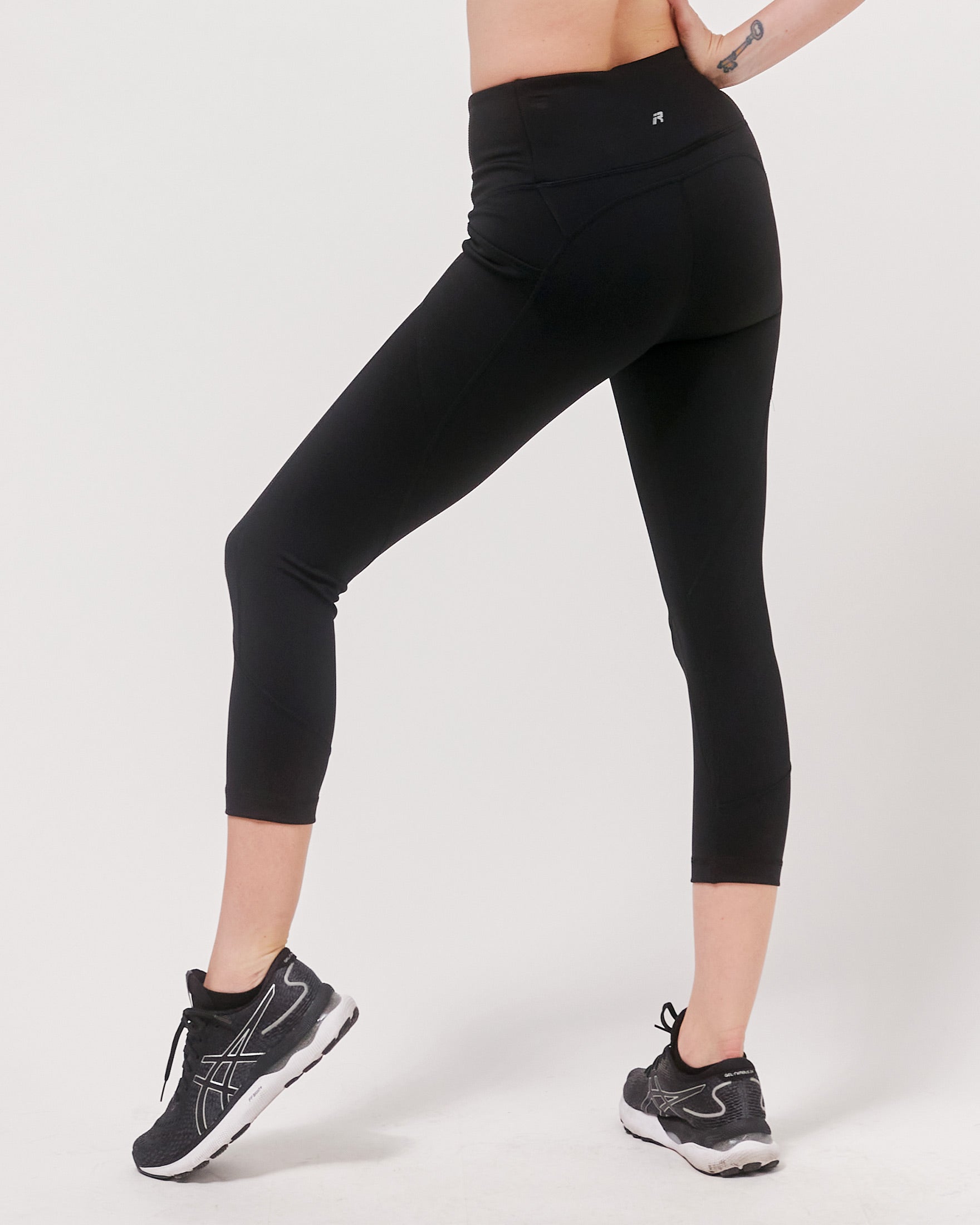 A pair of Daily Active Ventiflo™ Crop Leggings in a stylish design, featuring pockets and a breathable fabric suitable for high-impact activities.