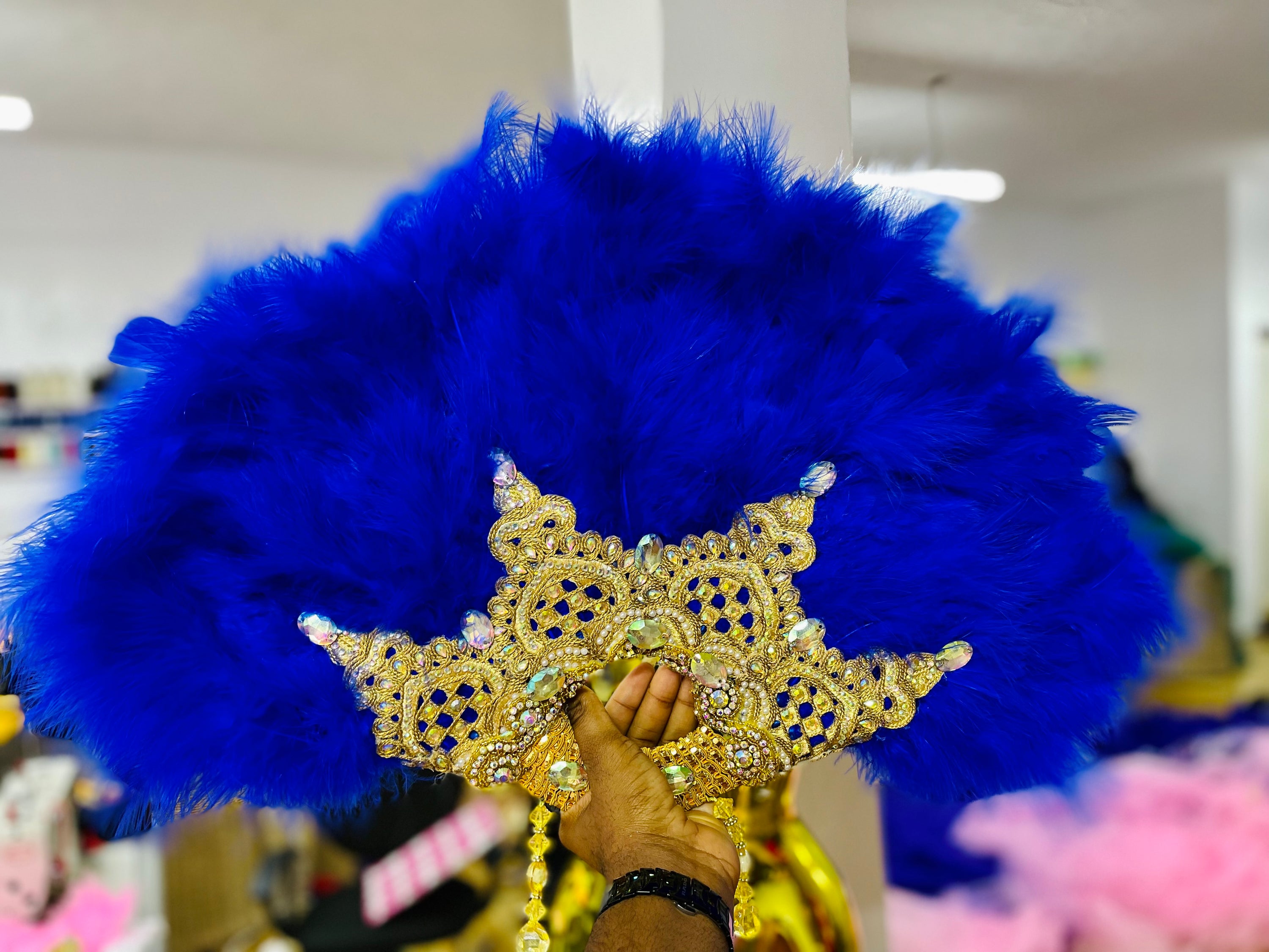 Elegant Dally Bridal Fan made of feathers, customizable in various colors to match bridal outfits, lightweight and easy to carry.