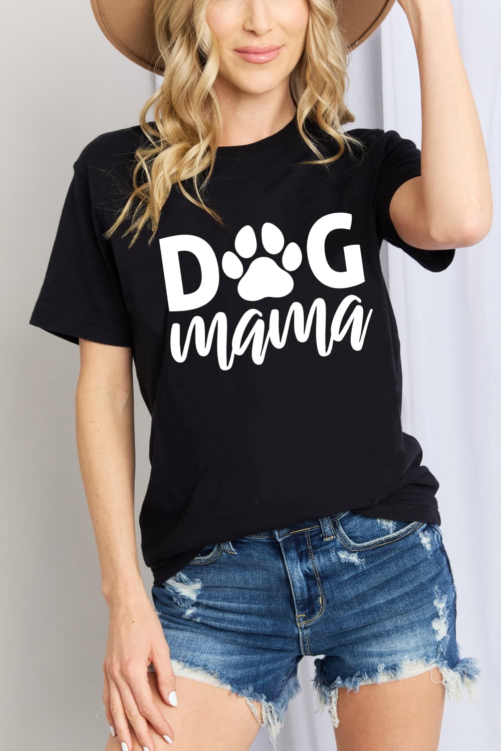 A stylish DOG MAMA graphic cotton t-shirt featuring a round neck and short sleeves, perfect for dog lovers.