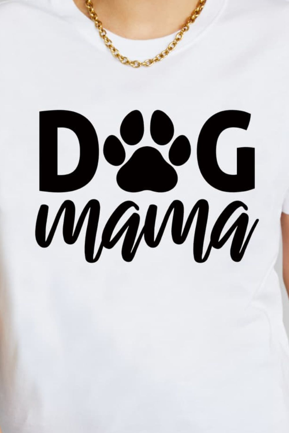 A stylish DOG MAMA graphic cotton t-shirt featuring a round neck and short sleeves, perfect for dog lovers.