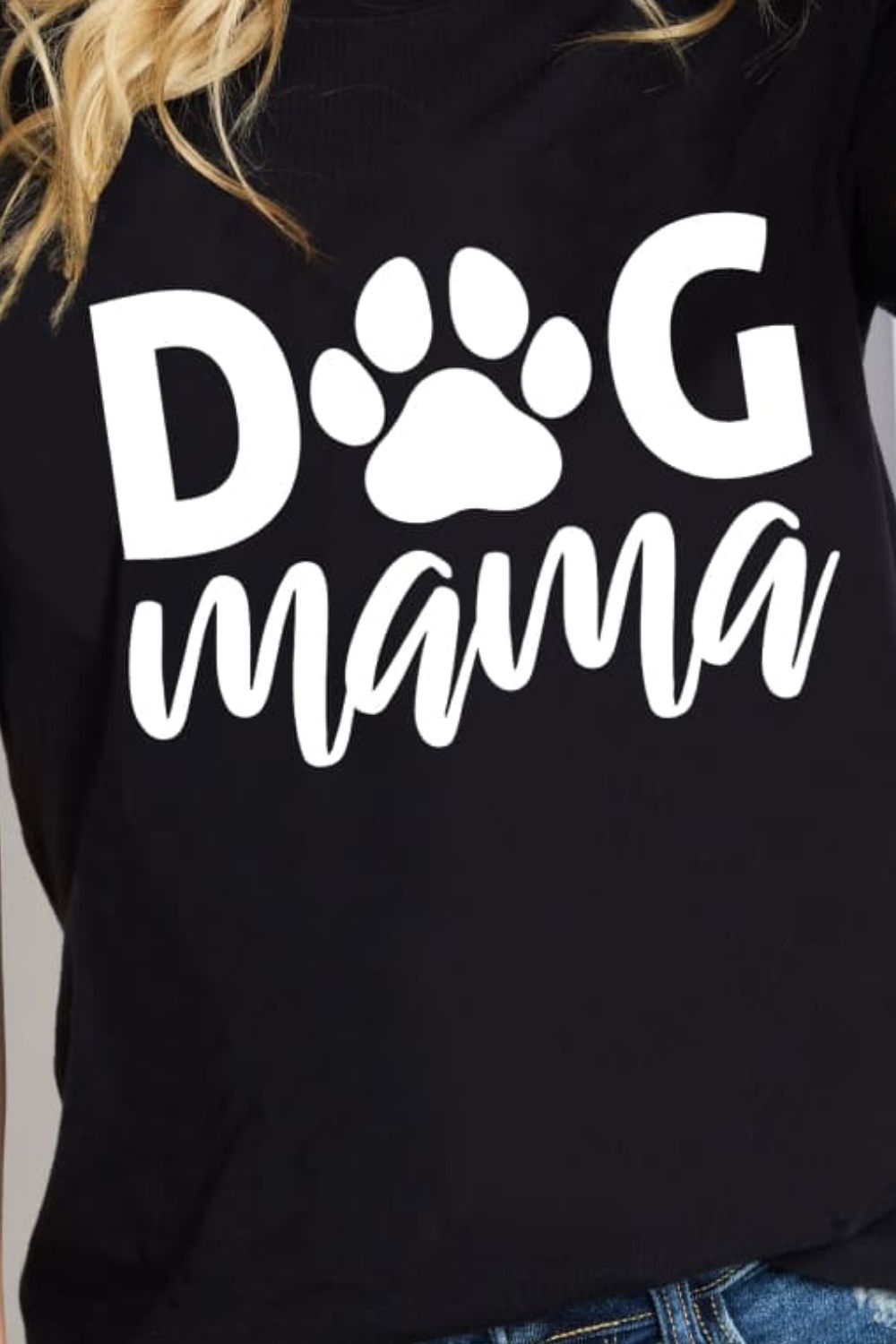 A stylish DOG MAMA graphic cotton t-shirt featuring a round neck and short sleeves, perfect for dog lovers.