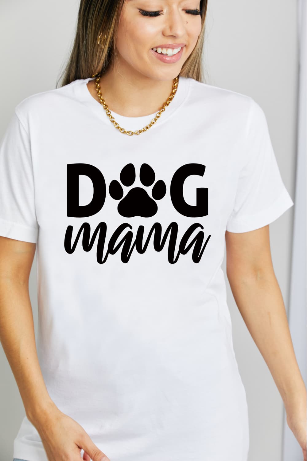 A stylish DOG MAMA graphic cotton t-shirt featuring a round neck and short sleeves, perfect for dog lovers.