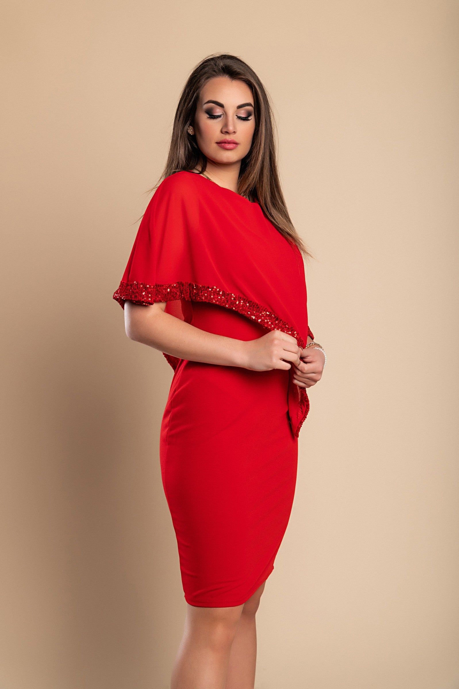 DRESS ARLET in red, a short elegant dress with a round collar and glittery translucent fabric, featuring an invisible back zipper.