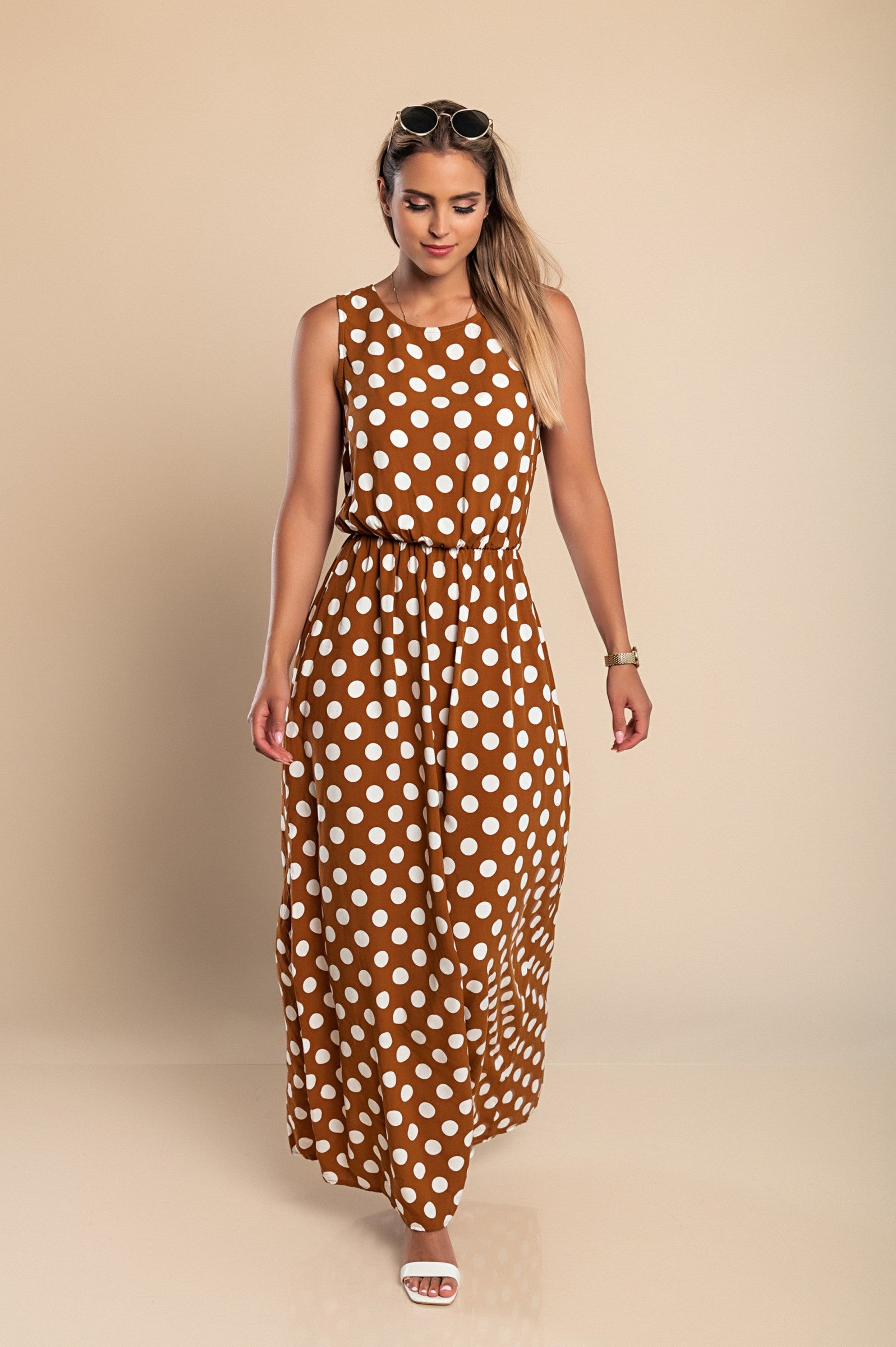 DRESS DOTTIE in brown, showcasing a sleeveless design with a flowy skirt and elastic waist, perfect for a playful and seductive look.