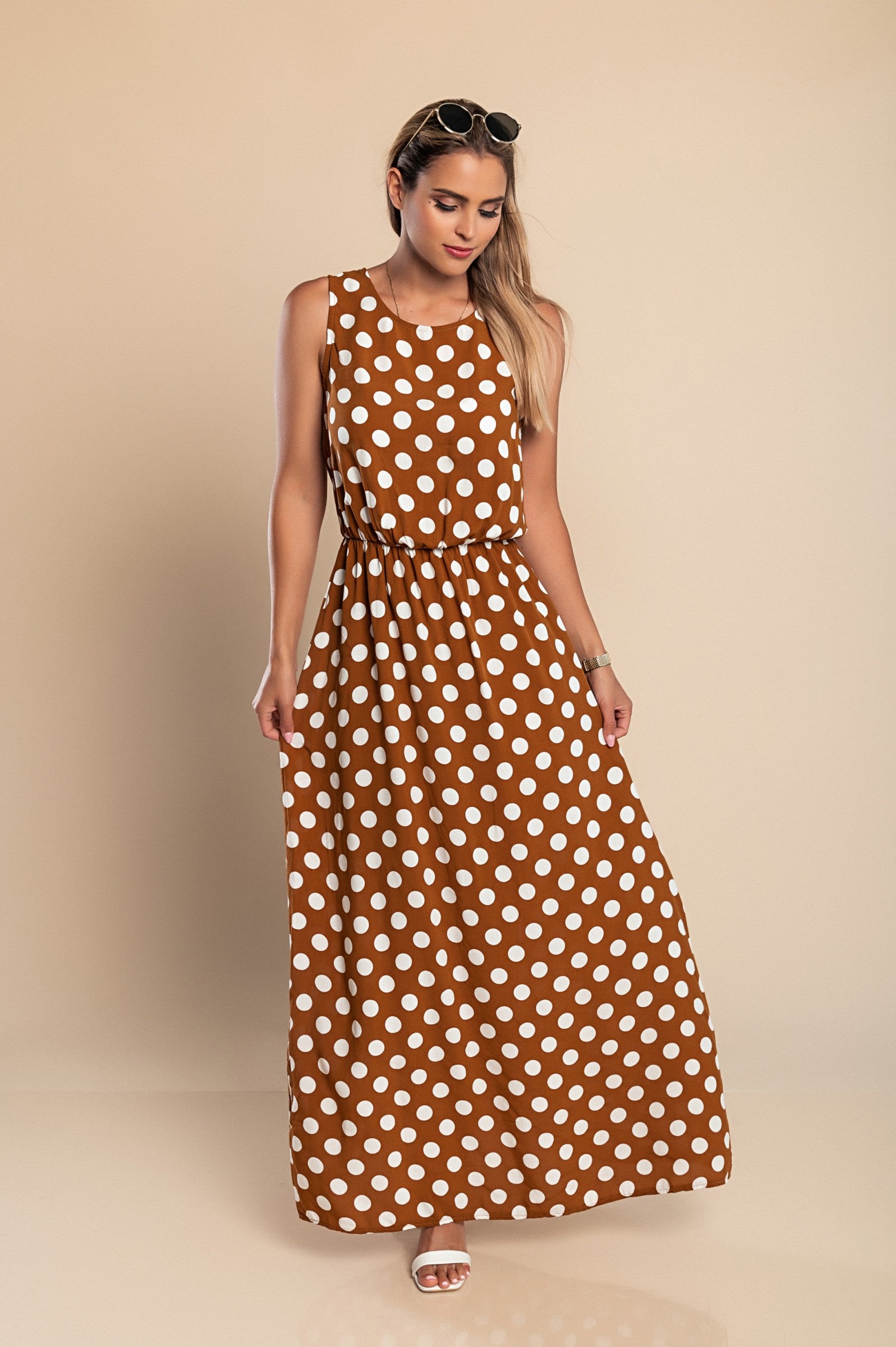 DRESS DOTTIE in brown, showcasing a playful and seductive sleeveless design with a flowy skirt and elastic waist.