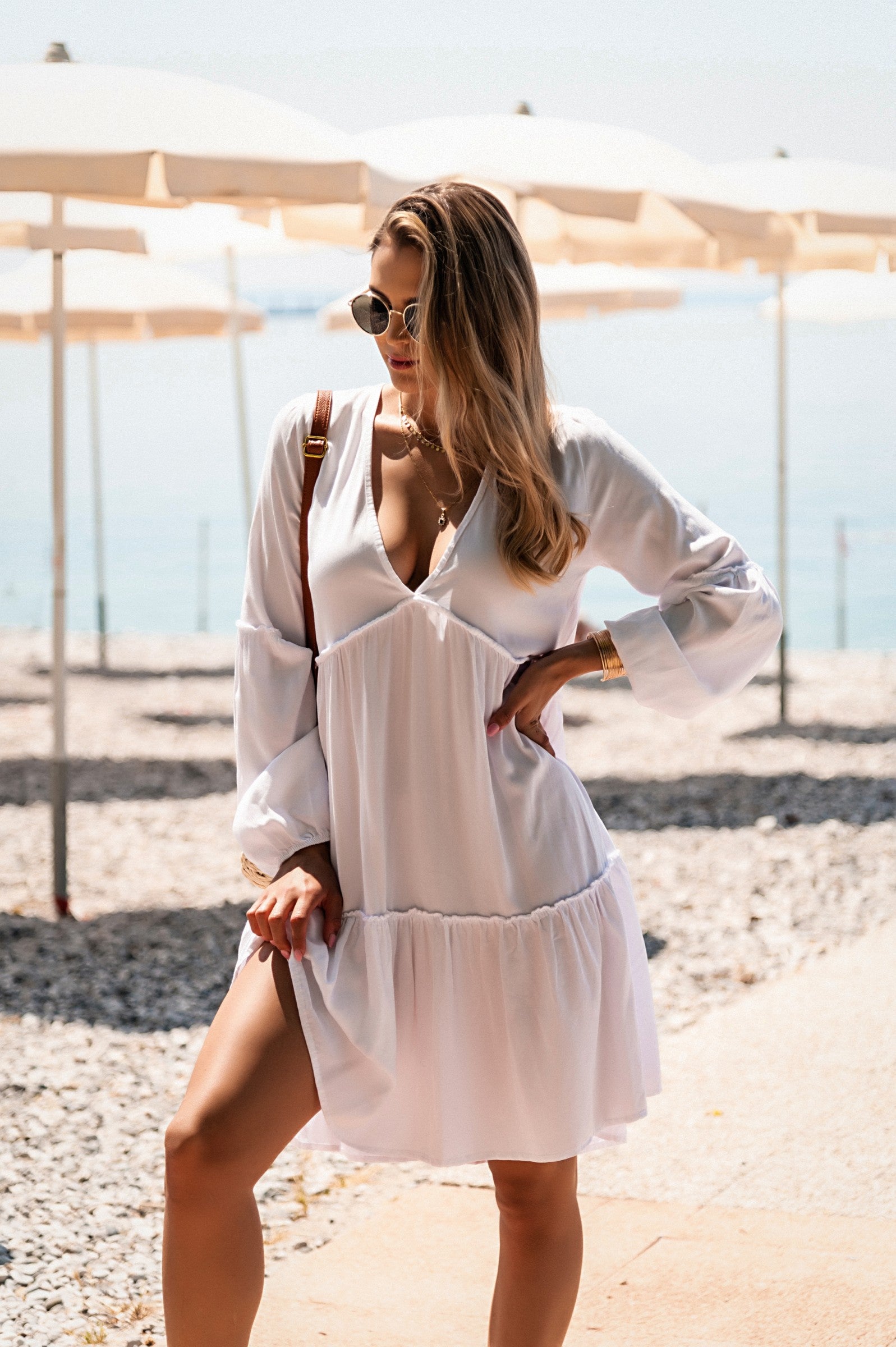 Elegant DRESS MONSERAT - WHITE featuring long ruffled sleeves and 'V' cutouts, perfect for a sexy and sophisticated look.