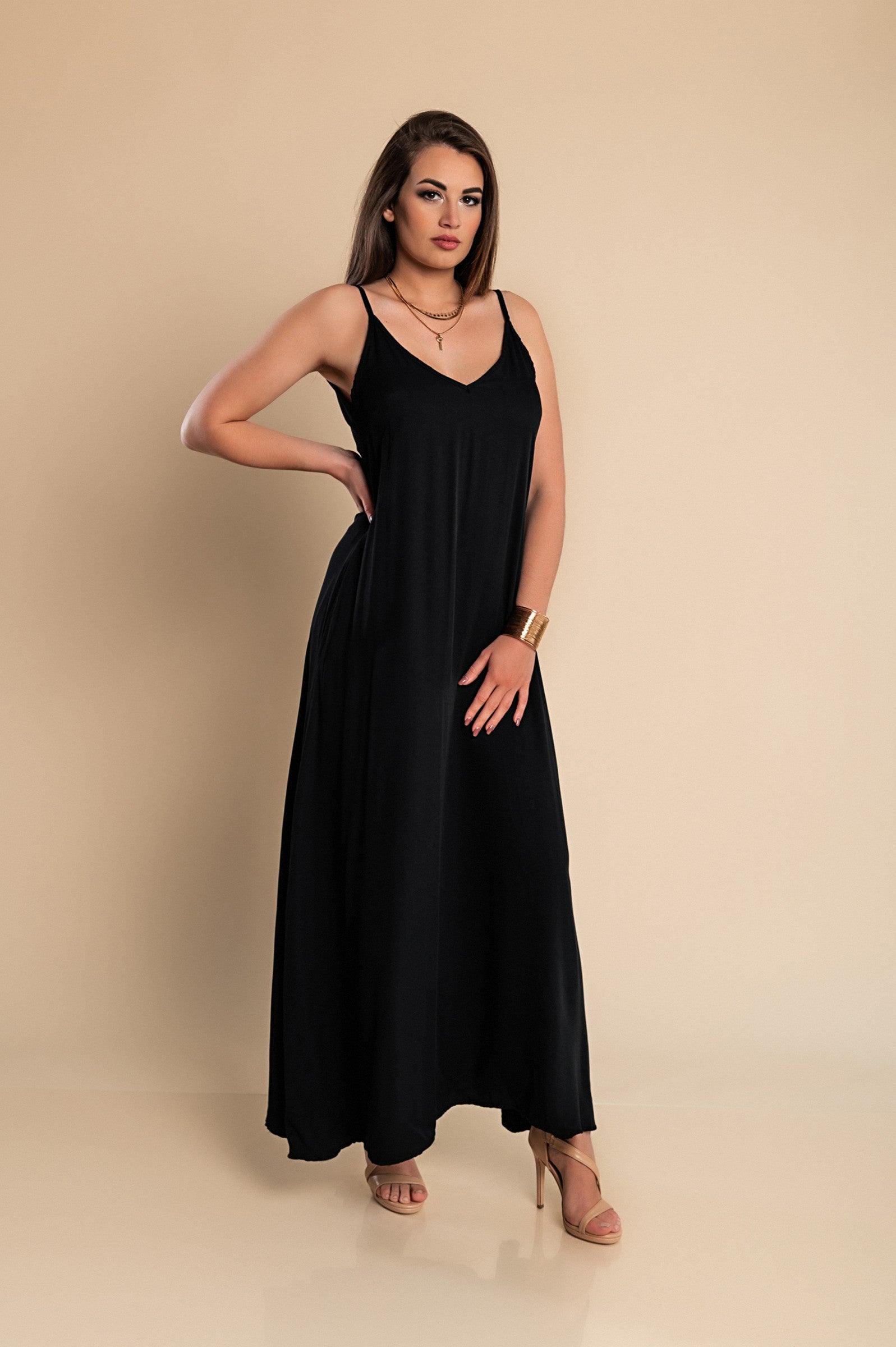 Elegant black DRESS YASMINE featuring deep cleavage and side pockets, made from 100% viscose for comfort.