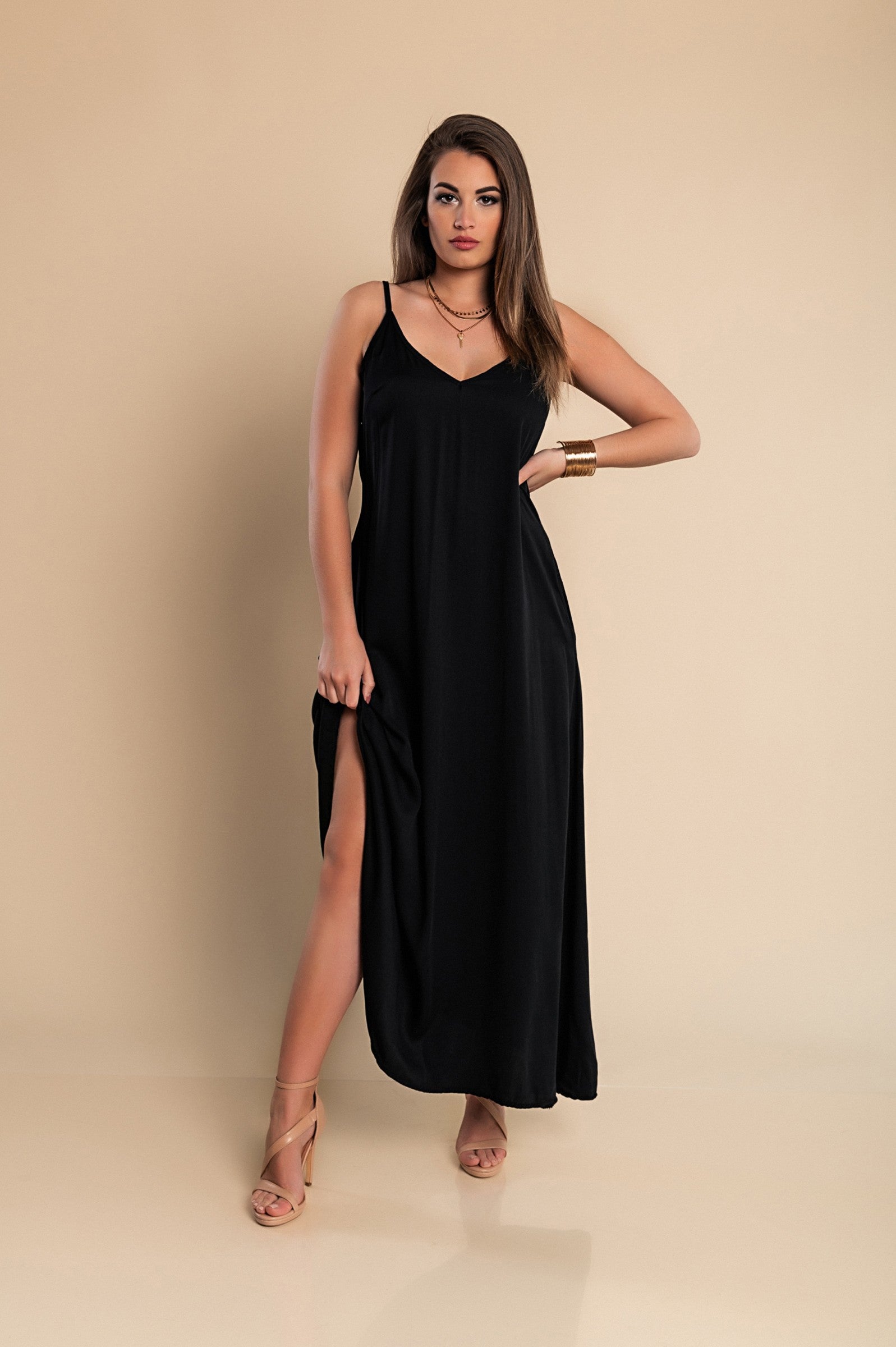 Elegant black DRESS YASMINE featuring deep cleavage and side pockets, made from 100% viscose for comfort.