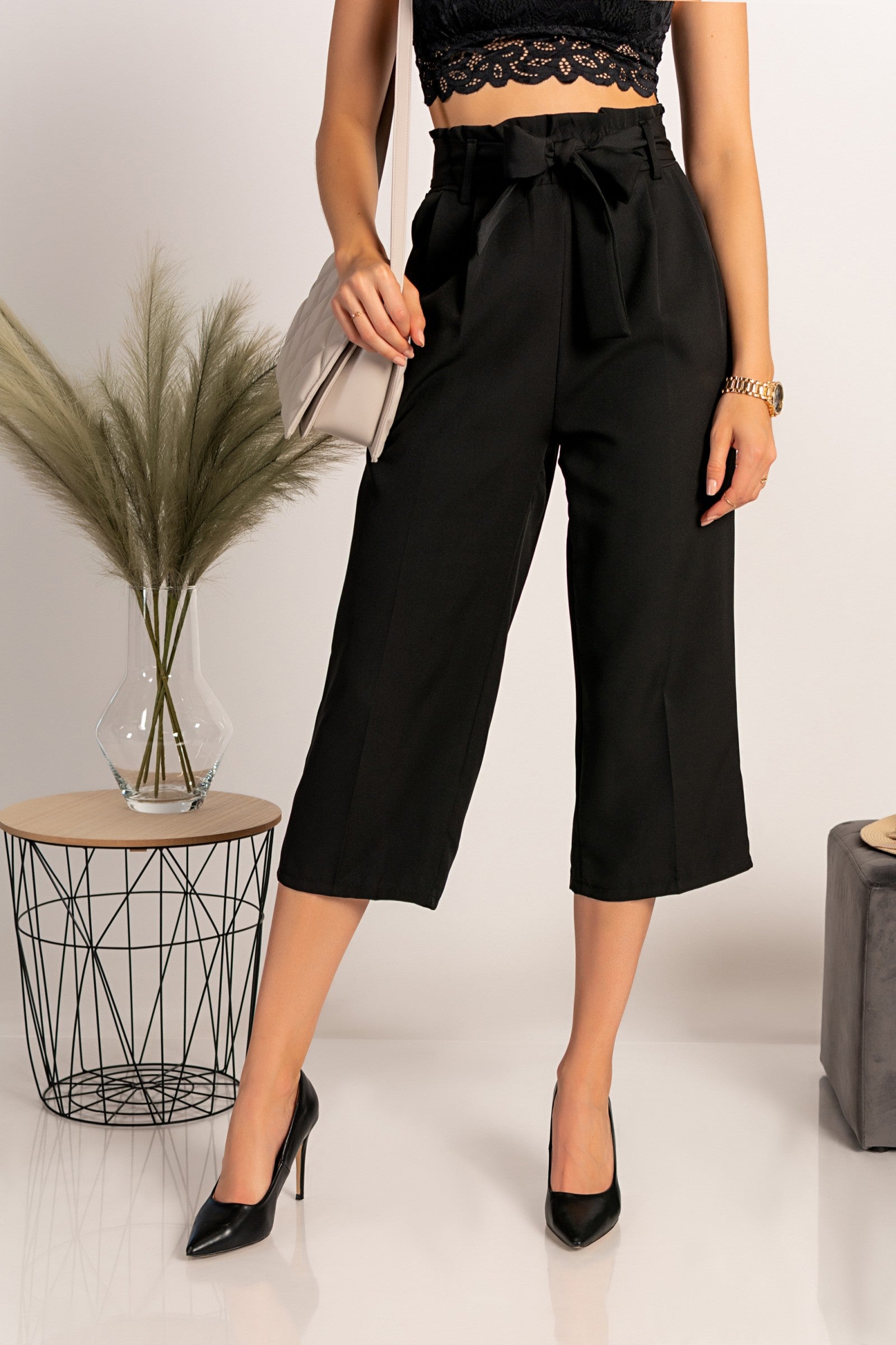 Elegant 7/8 pants Jimenez in black, featuring a loose fit, elastic waistband, and tying belt, made from high-quality fabric.