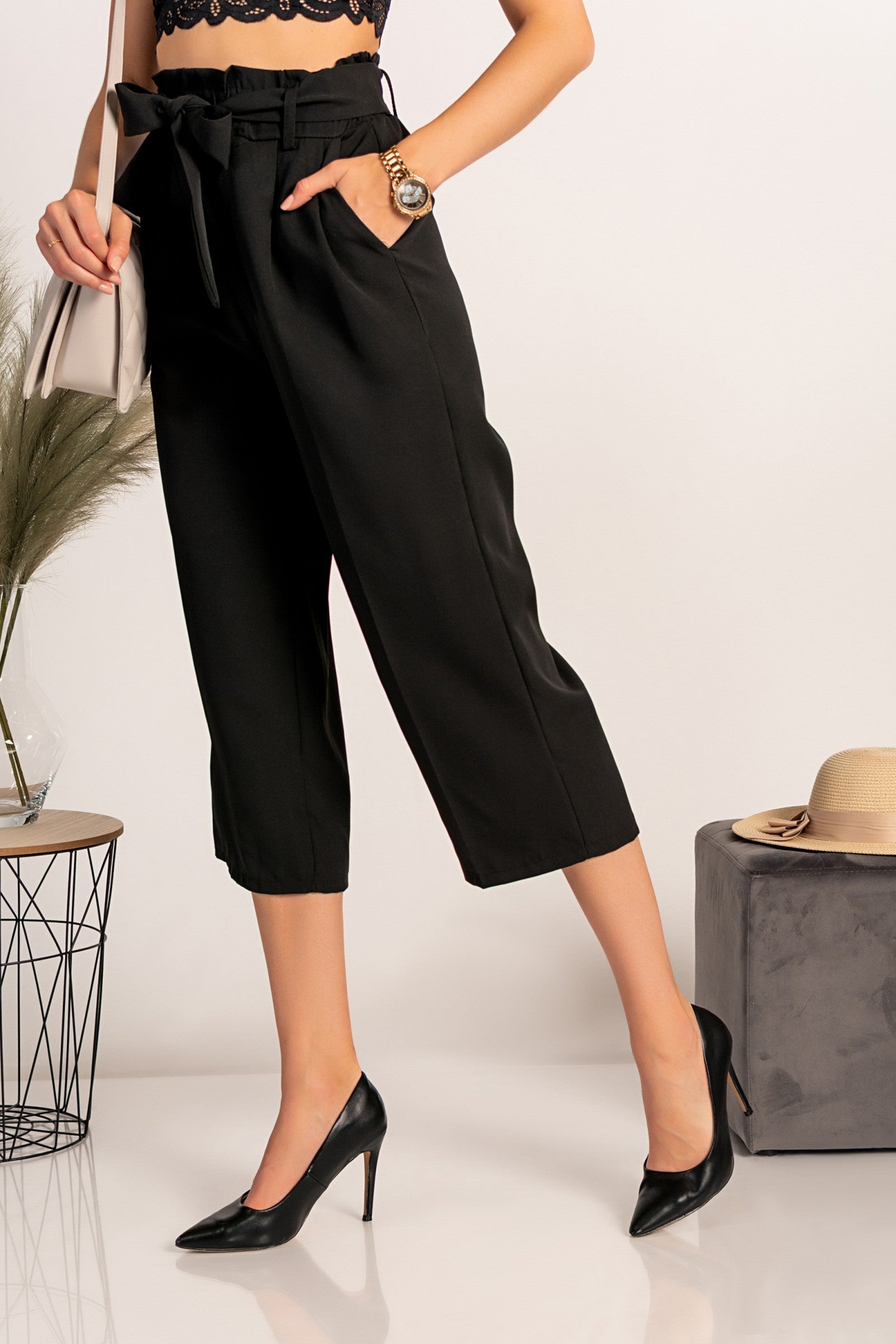 Elegant 7/8 pants Jimenez in black, featuring a loose fit, elastic waistband, and tying belt, made from high-quality fabric.