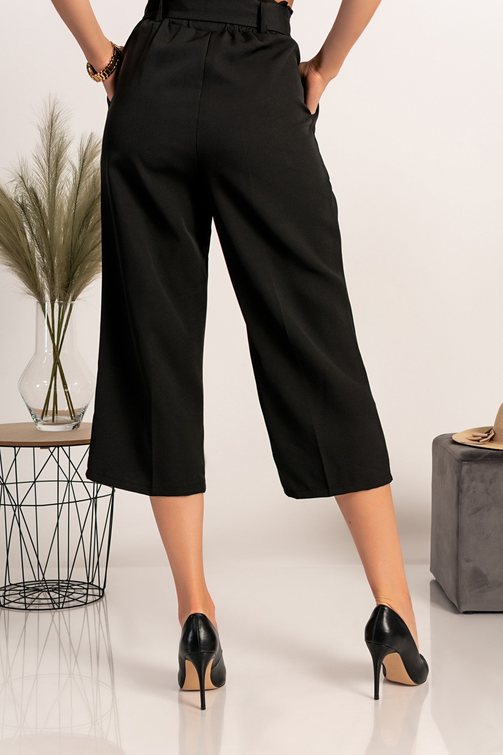 Elegant 7/8 pants Jimenez in black, featuring a loose fit, elastic waistband, and tying belt, made from high-quality fabric.