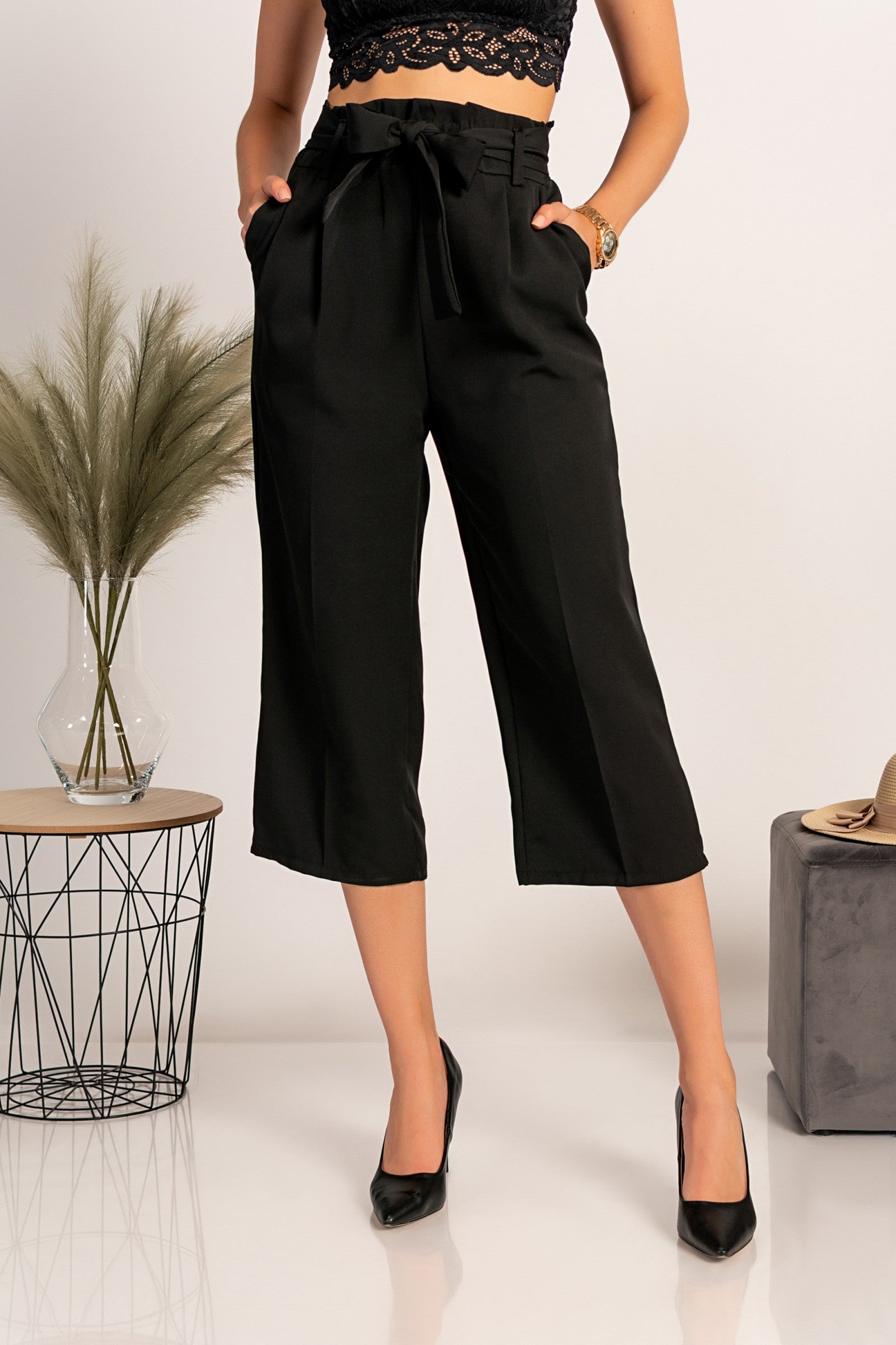 Elegant 7/8 pants Jimenez in black, featuring a loose fit, elastic waistband, and tying belt, made from high-quality fabric.