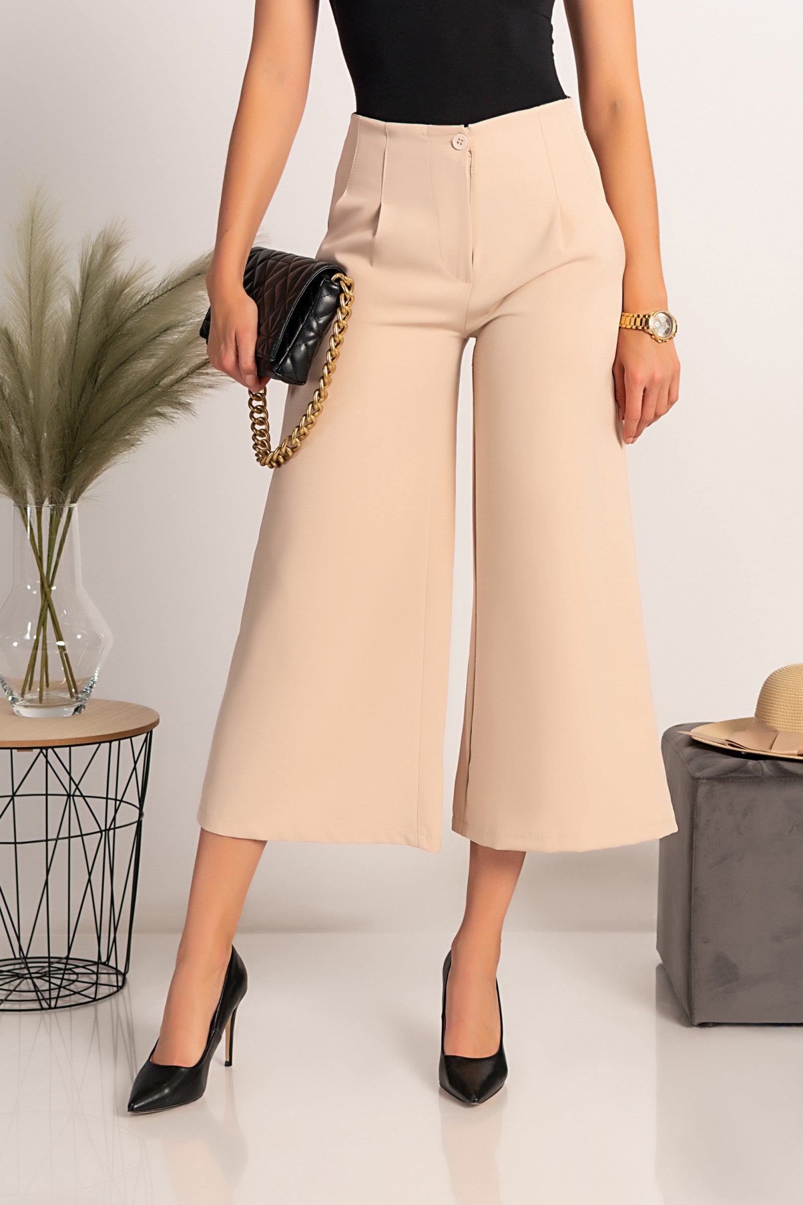 Elegant beige 7/8 pants Navolata with high waist and side pockets, made from soft fabric, showcasing a stylish and comfortable design.