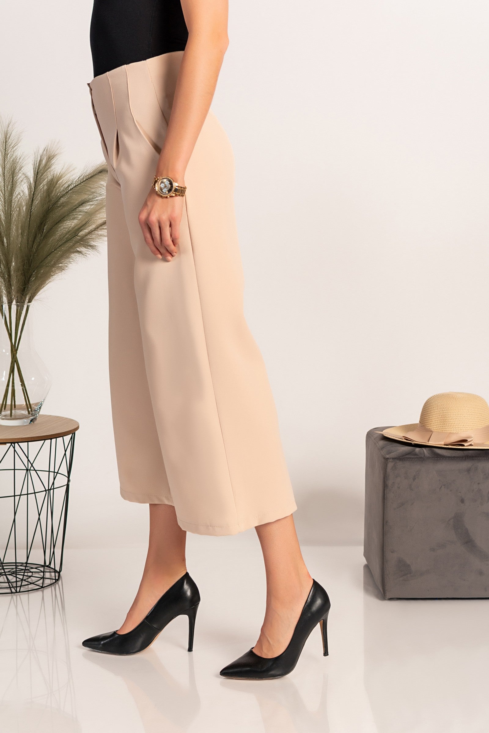 Elegant 7/8 pants Navolata in beige, featuring a high waist, loose fit, and two side pockets, made from soft high-quality fabric.