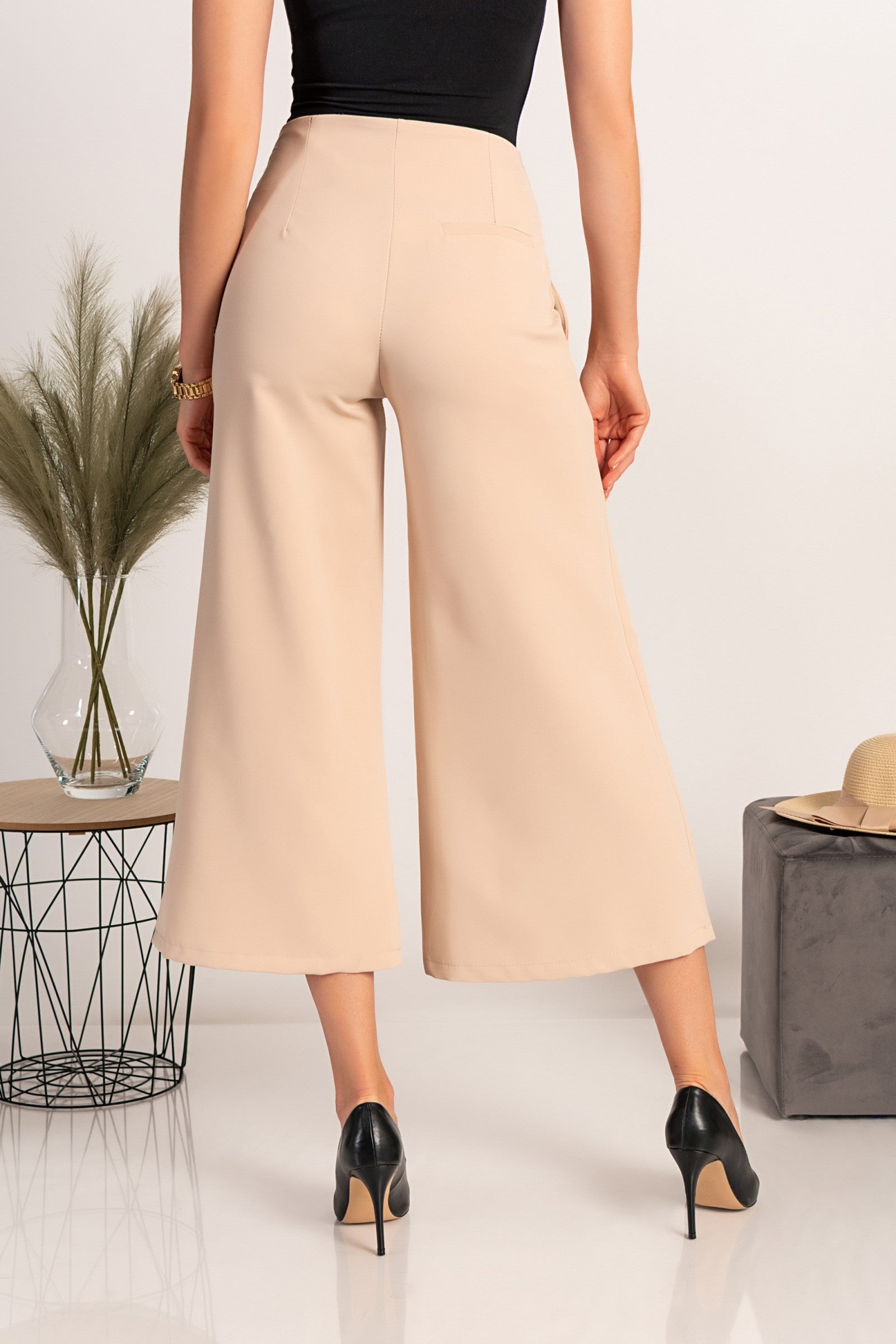 Elegant 7/8 pants Navolata in beige, featuring a high waist, loose fit, and two side pockets, made from soft high-quality fabric.