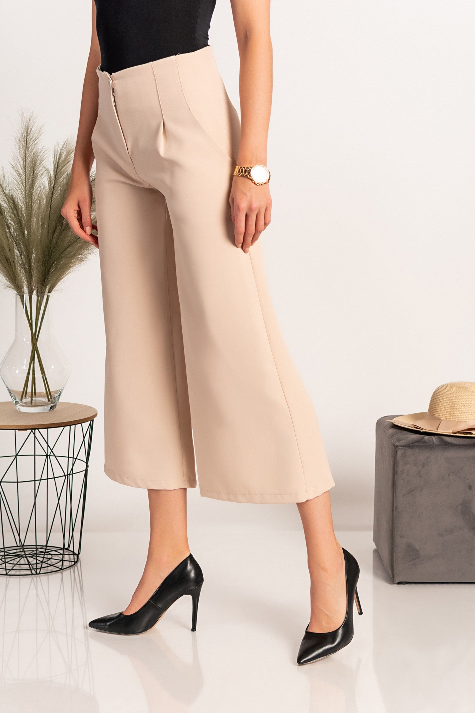 Elegant 7/8 pants Navolata in beige, featuring a high waist, loose fit, and two side pockets, made from soft high-quality fabric.