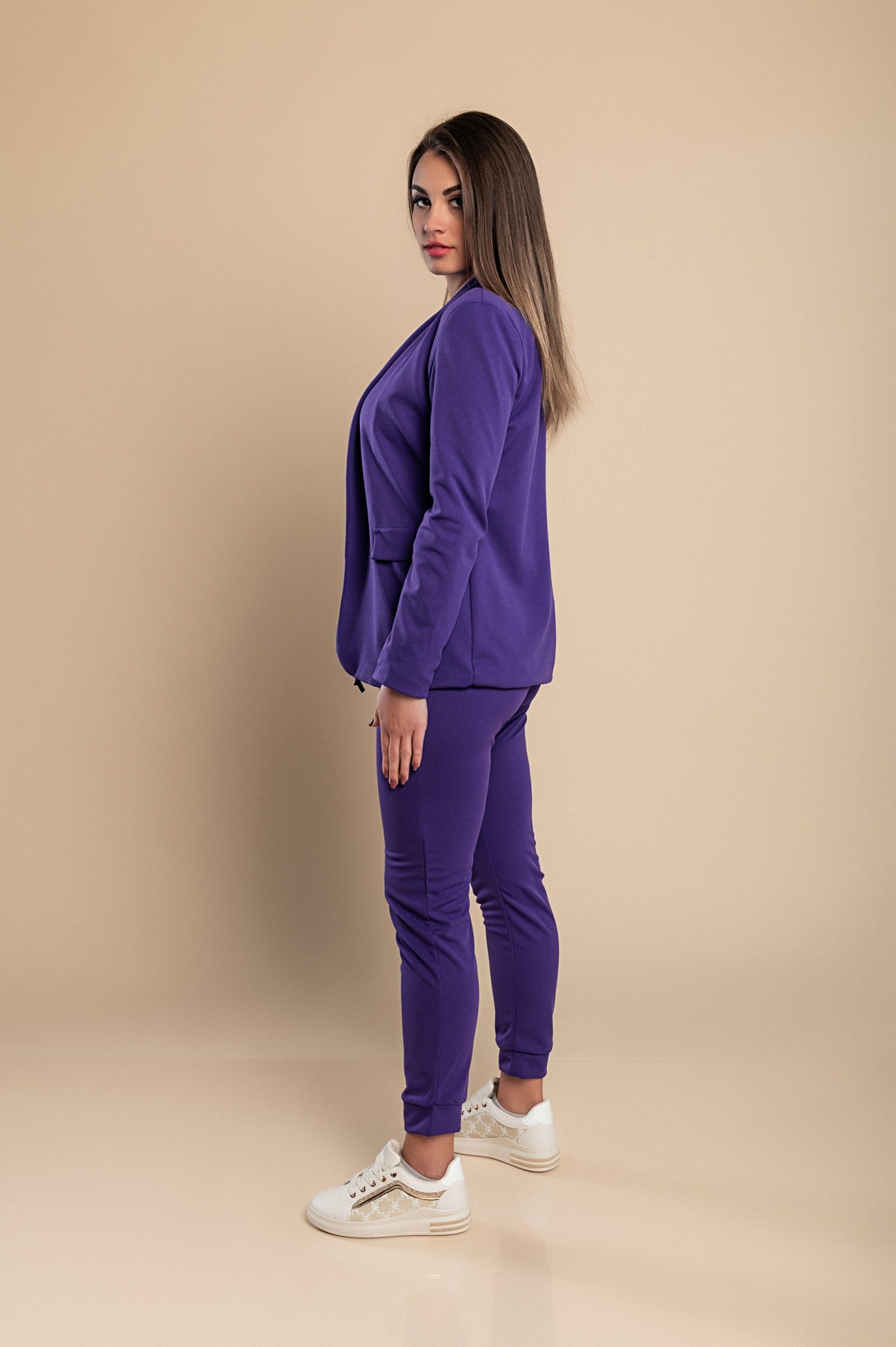 Elegant purple blazer and pants set Estrena, featuring long sleeves, classic collar, and fitted trousers with drawstring waist.