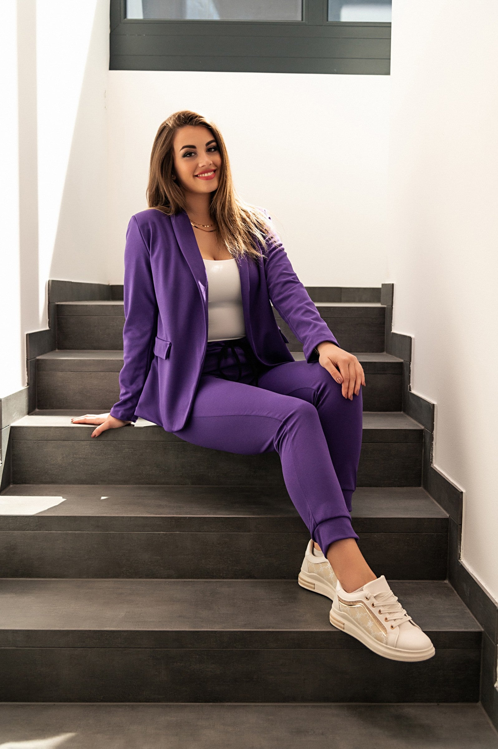 Elegant purple blazer and pants set Estrena, featuring long sleeves, classic collar, and fitted trousers with drawstring waist.