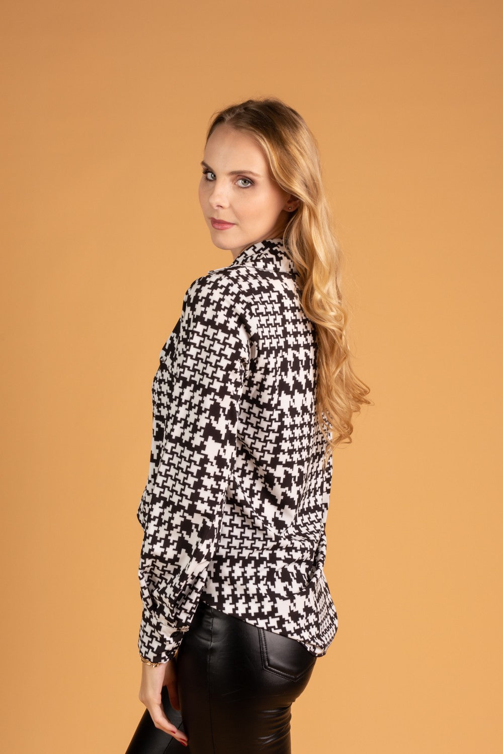 Elegant loose-fitting blouse featuring a houndstooth pattern and classic collar, made from high-quality fabric.