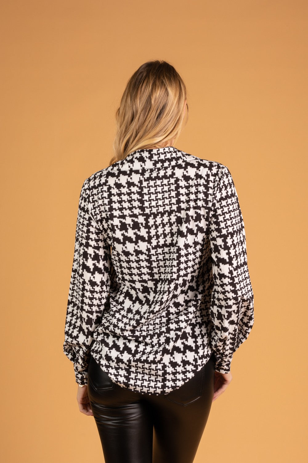 Elegant loose-fitting blouse featuring a houndstooth pattern and classic collar, made from high-quality fabric.