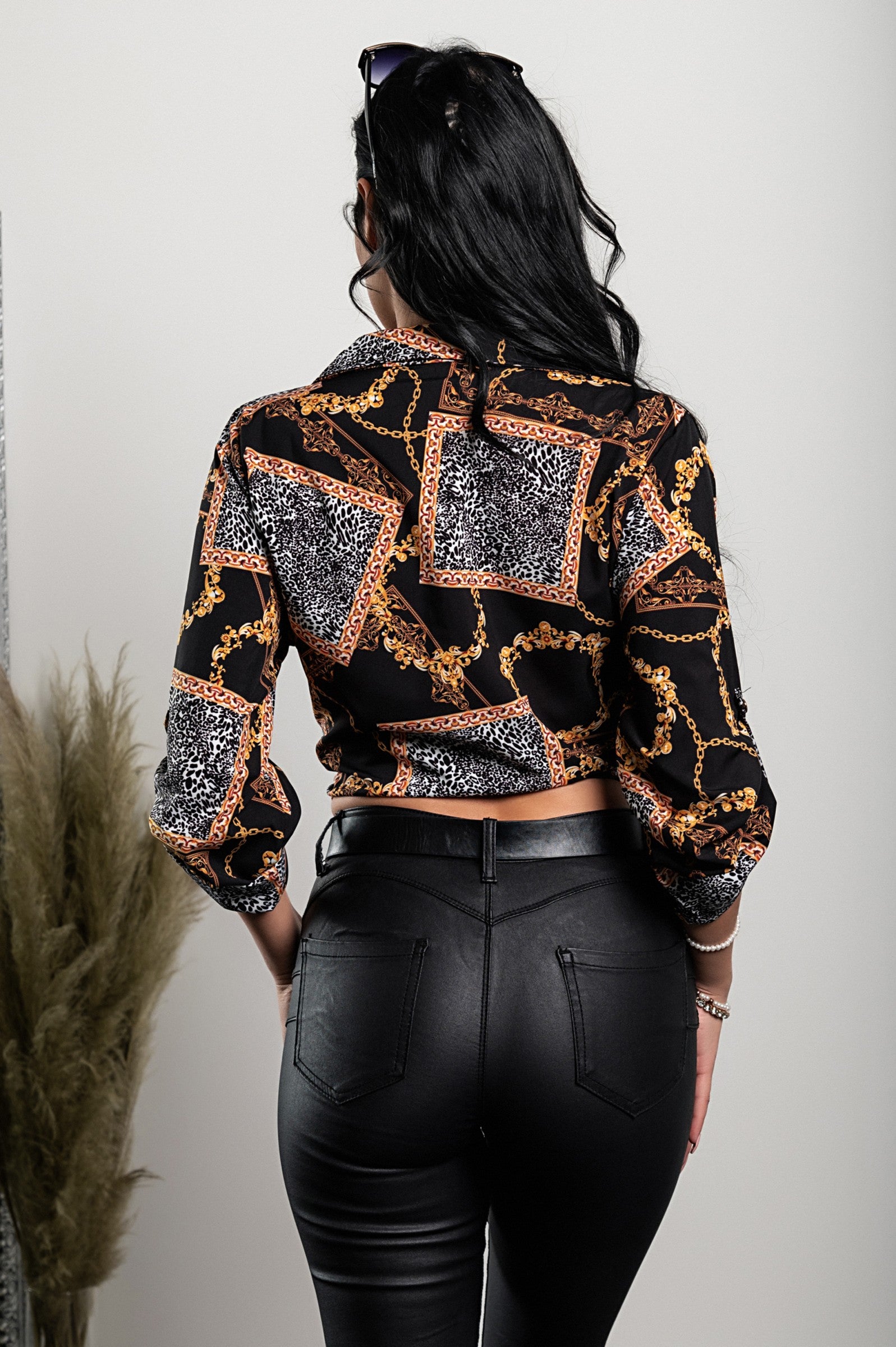 Elegant black blouse with geometric print, classic collar, and long sleeves, made of high-quality imitation satin.