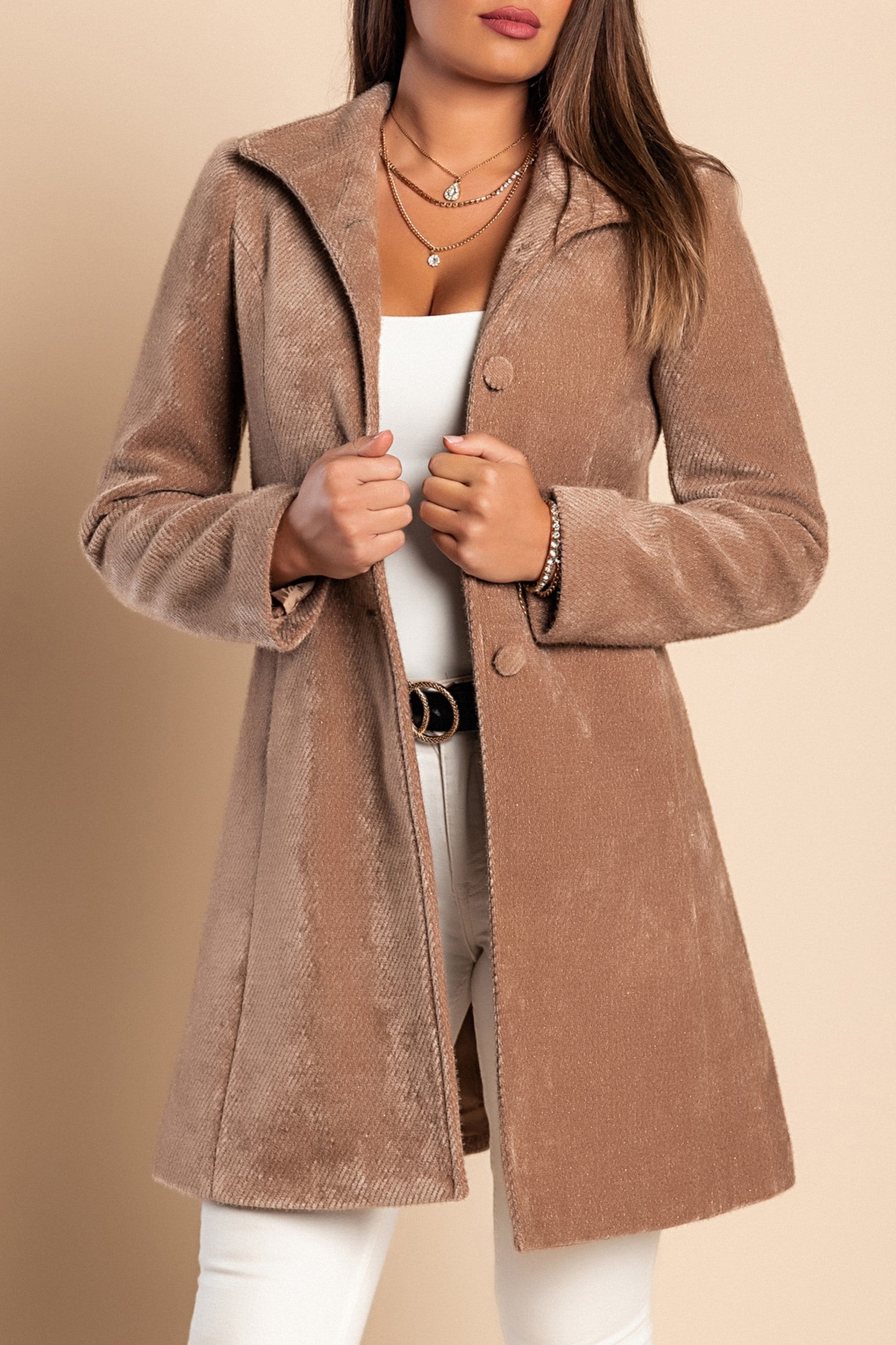 Elegant camel-colored coat Nusca with classic collar and button closure, showcasing its soft fabric and stylish design.