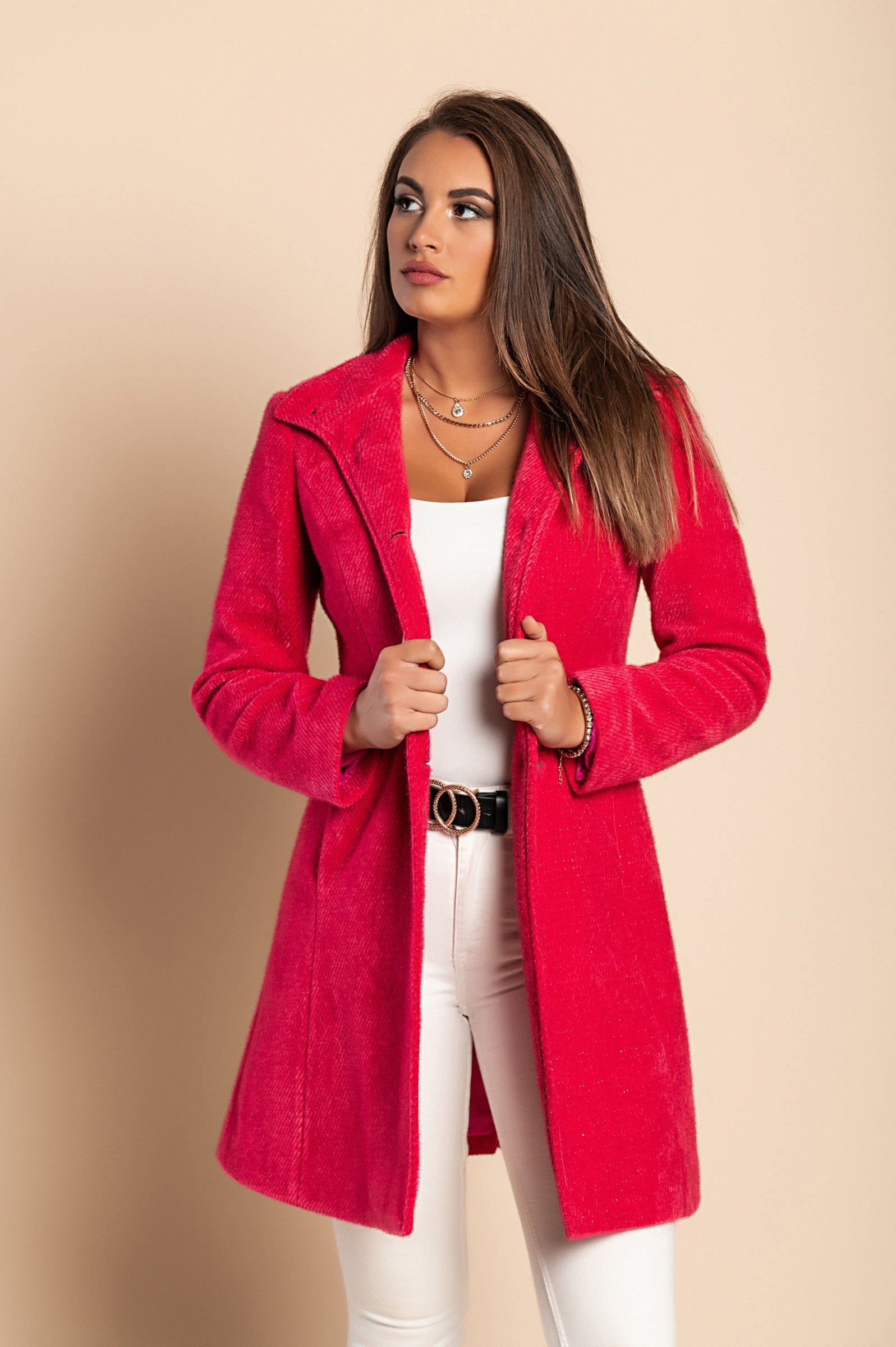 Elegant fuchsia coat Nusca with classic collar and button closure, showcasing its soft fabric and long sleeves.