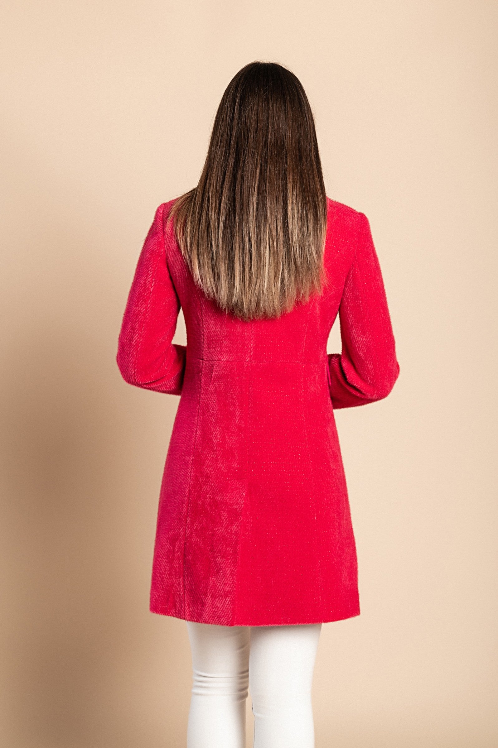 Elegant fuchsia coat Nusca with classic collar and button closure, showcasing its soft fabric and long sleeves.