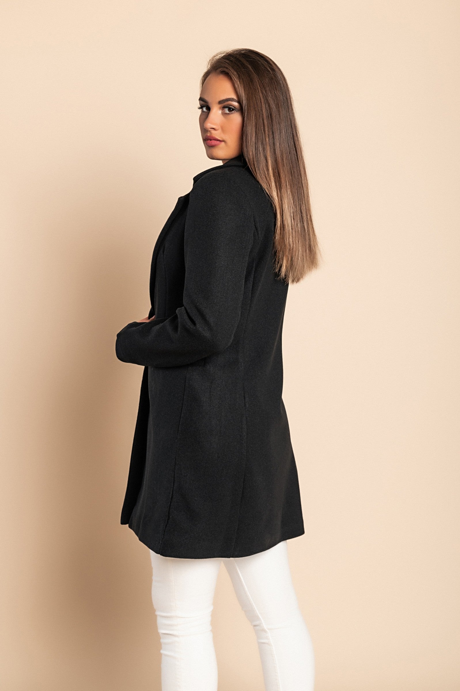 Elegant black coat with one button, featuring a classic collar, long sleeves, and side pockets, made in Italy.