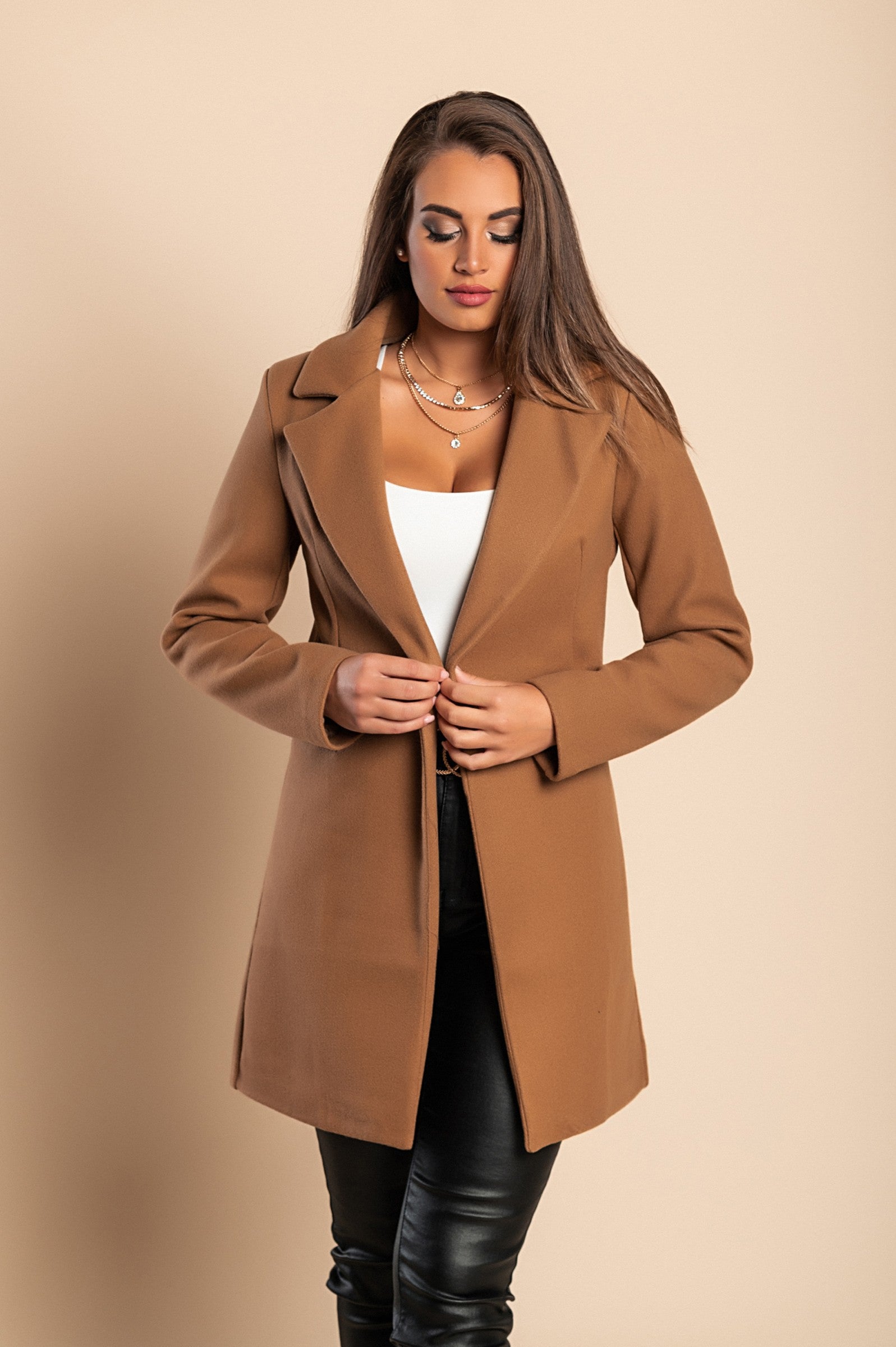 Elegant camel coat with one button, featuring a classic collar and mid-thigh length, made in Italy.